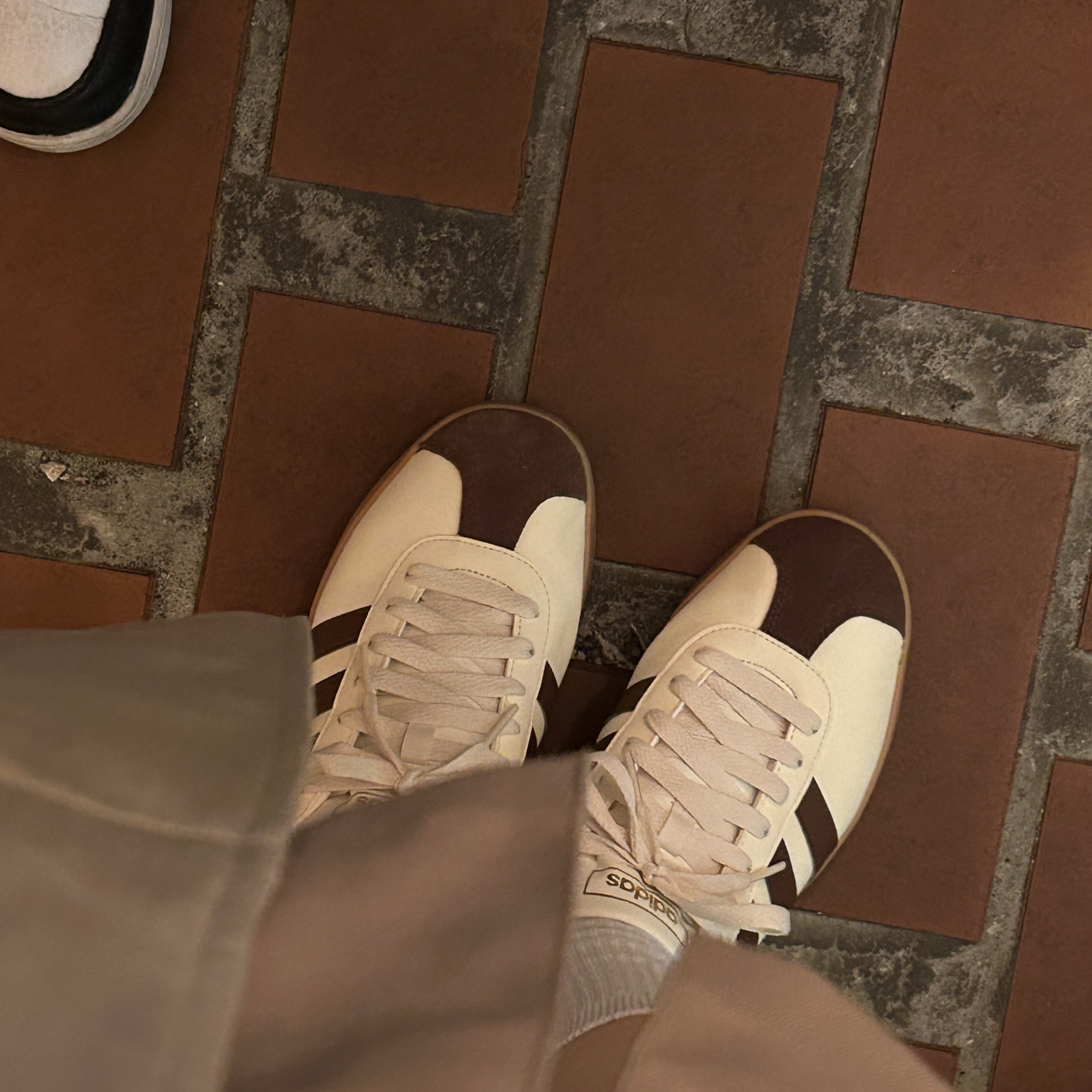 Adidas VL Court 2.0 Cream Brown 착용 스타일