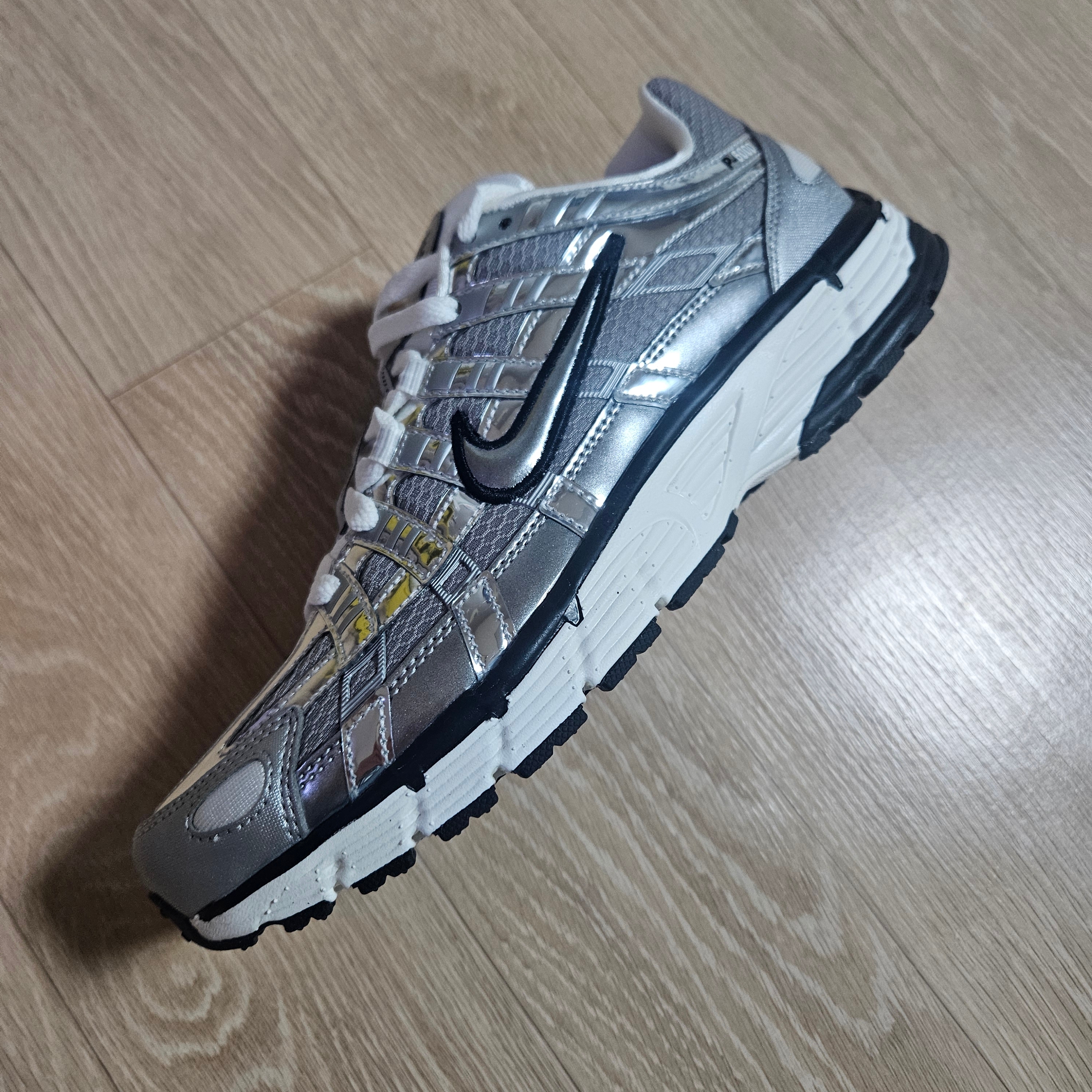 Nike P-6000 Metallic Silver 착용 스타일
