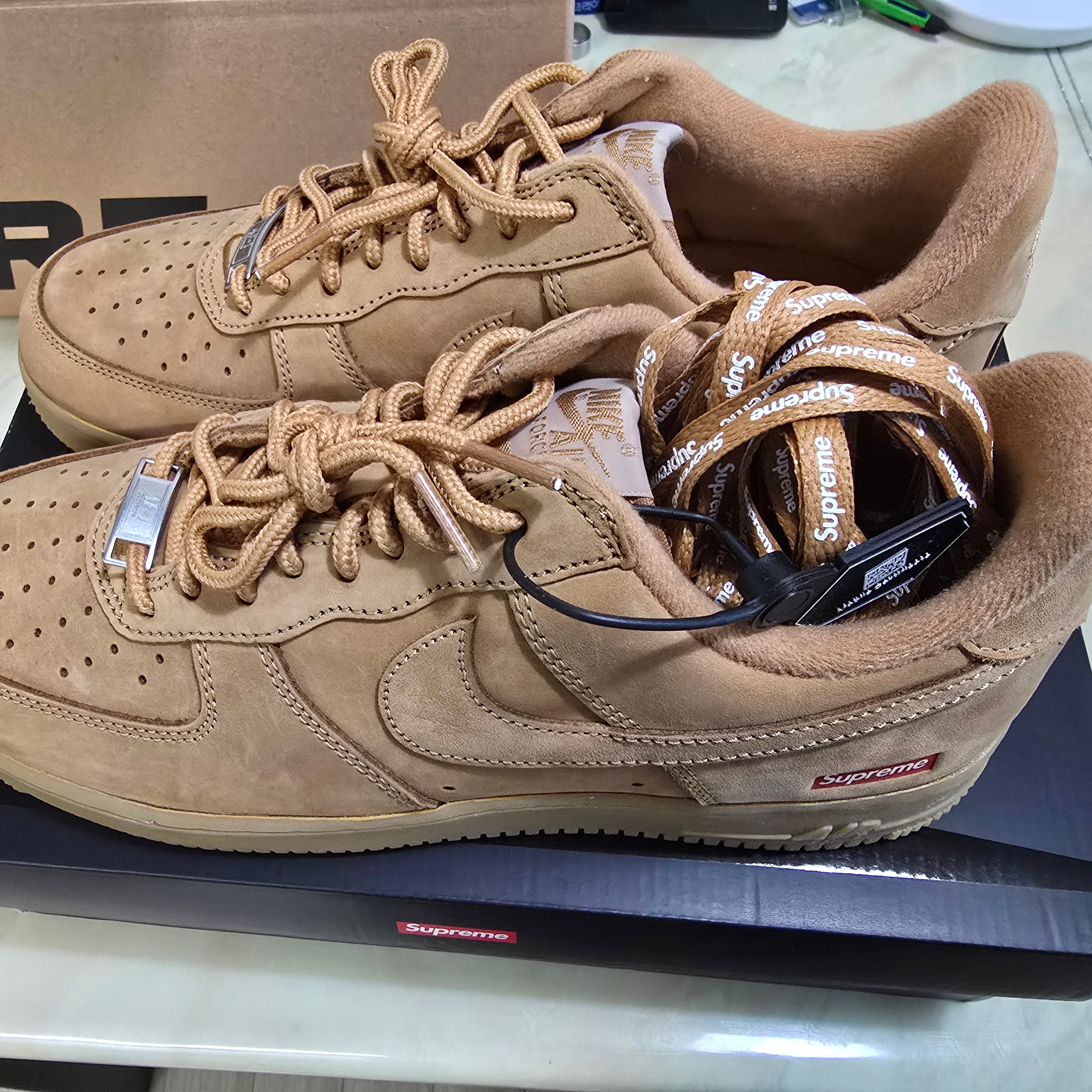 Nike x Supreme Air Force 1 Low Flax 착용 스타일 - 2