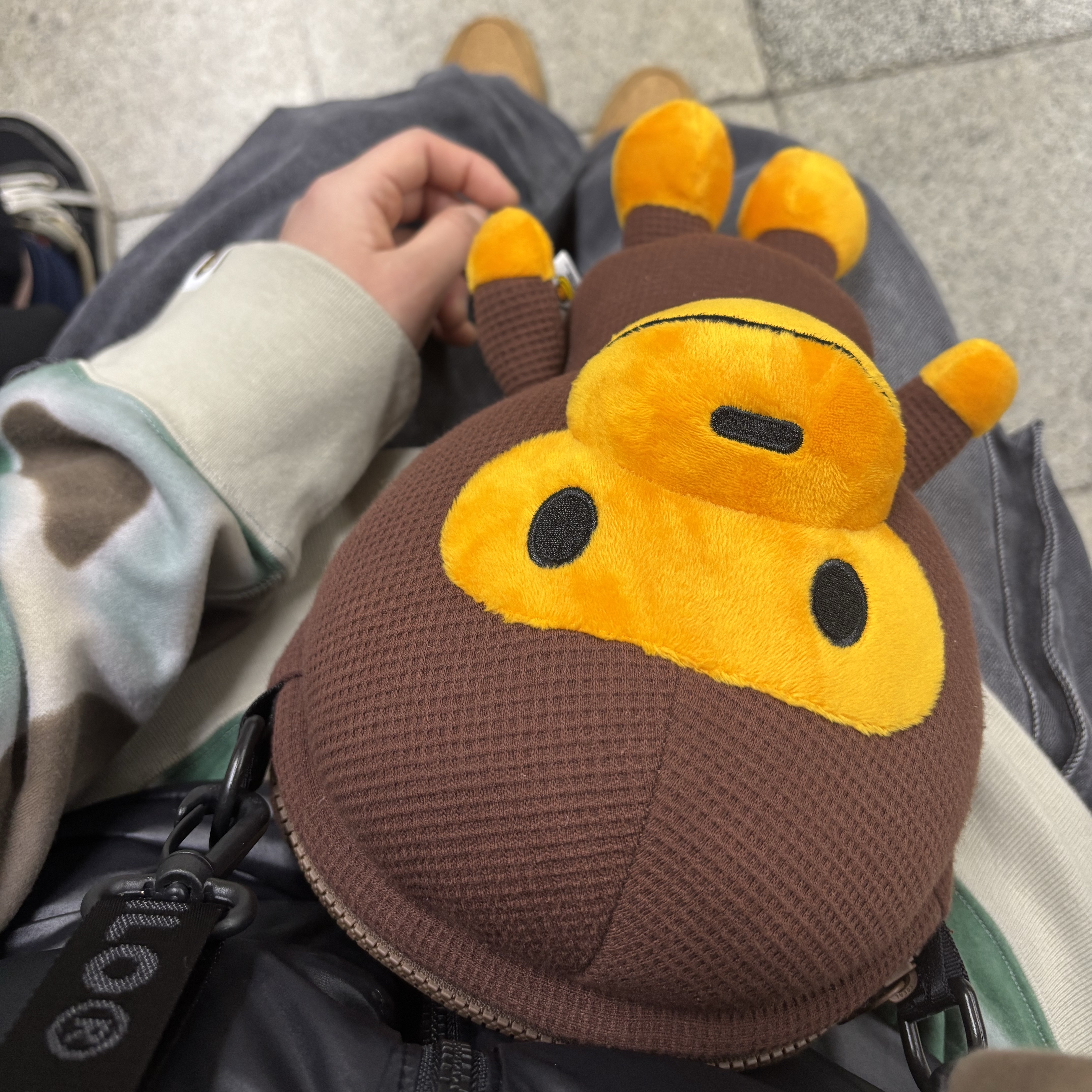 BAPE Baby Milo Plush Cross Bag Brown 착용 스타일 - 2