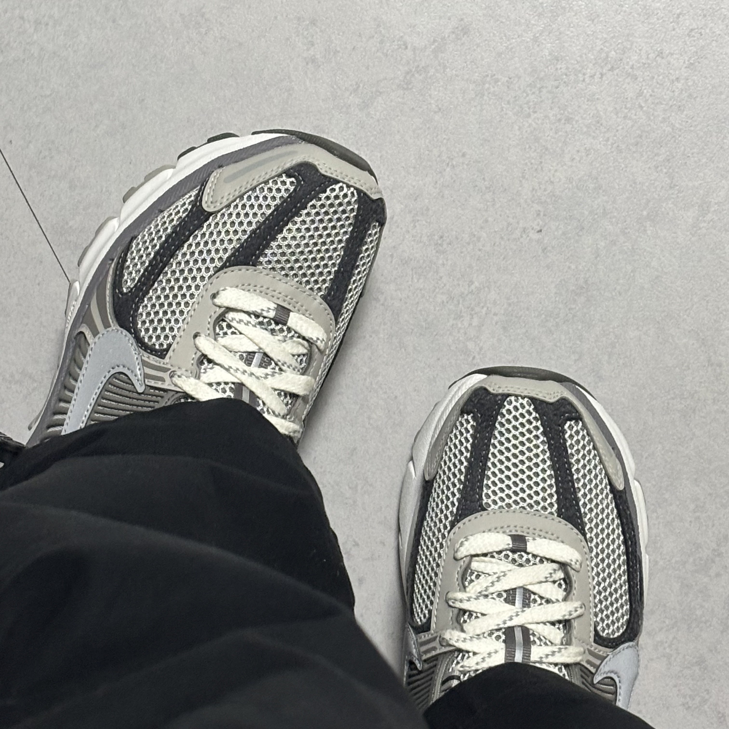 Nike Zoom Vomero 5 PRM Light Iron Ore and Flat Fewter 착용 스타일