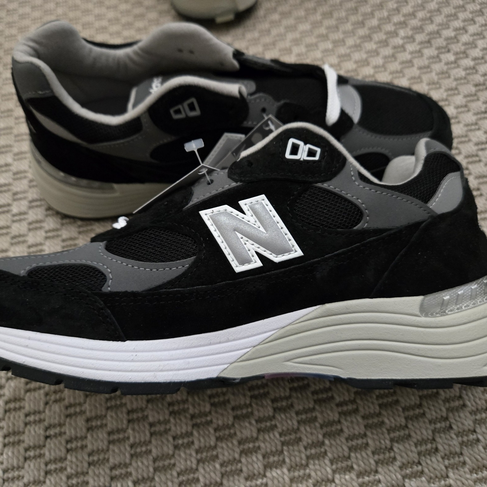 New Balance 992 Made in USA Core Grey Silver Metallic, New Balance 992 Made in USA Core Black Grey 착용 스타일 - 10