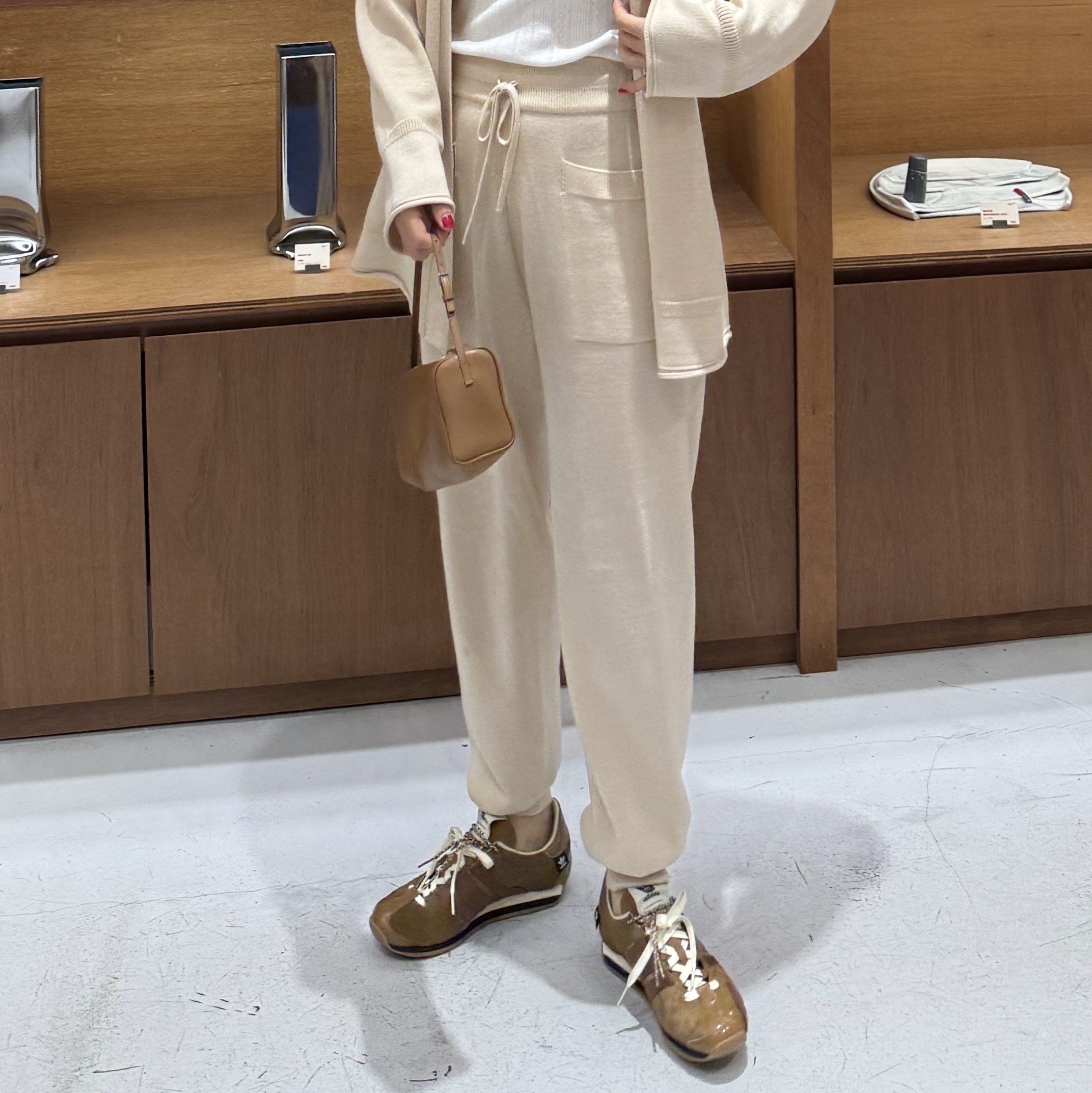 아디다스 x 송 포 더 뮤트 컨트리 OG 브론즈 스트라타 와일드 브라운 착용 스타일 - 1