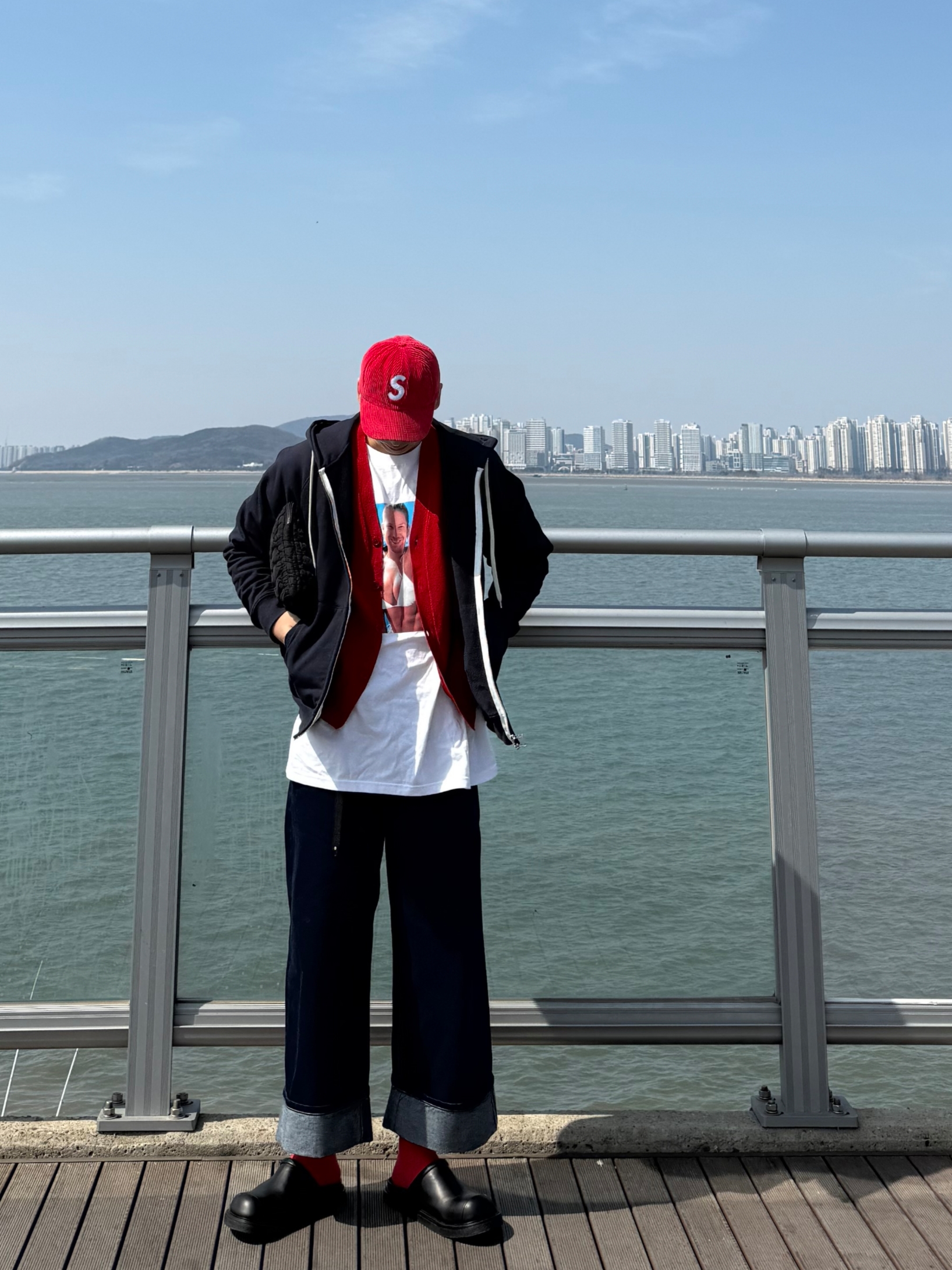 Supreme Corduroy S Logo 6-Panel Bright Red - 24FW, Supreme x Aphex Twin Windowlicker T-Shirt White - 25SS 착용 스타일 - 1
