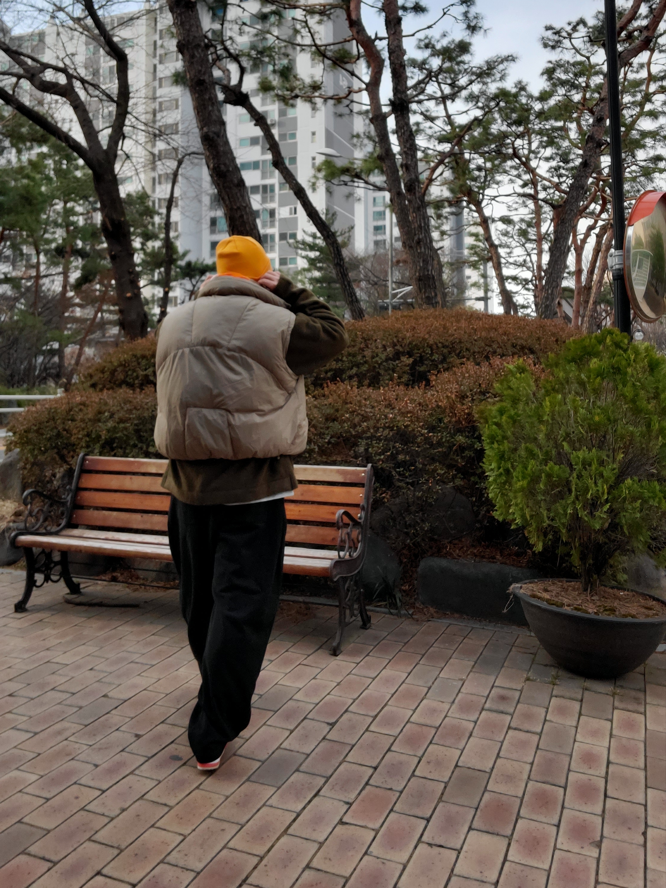 Suade Two Tuck Long Pants Black, Deus Ex Machina Seoul College Long Sleeve T-Shirt Grey Marle 착용 스타일 - 2