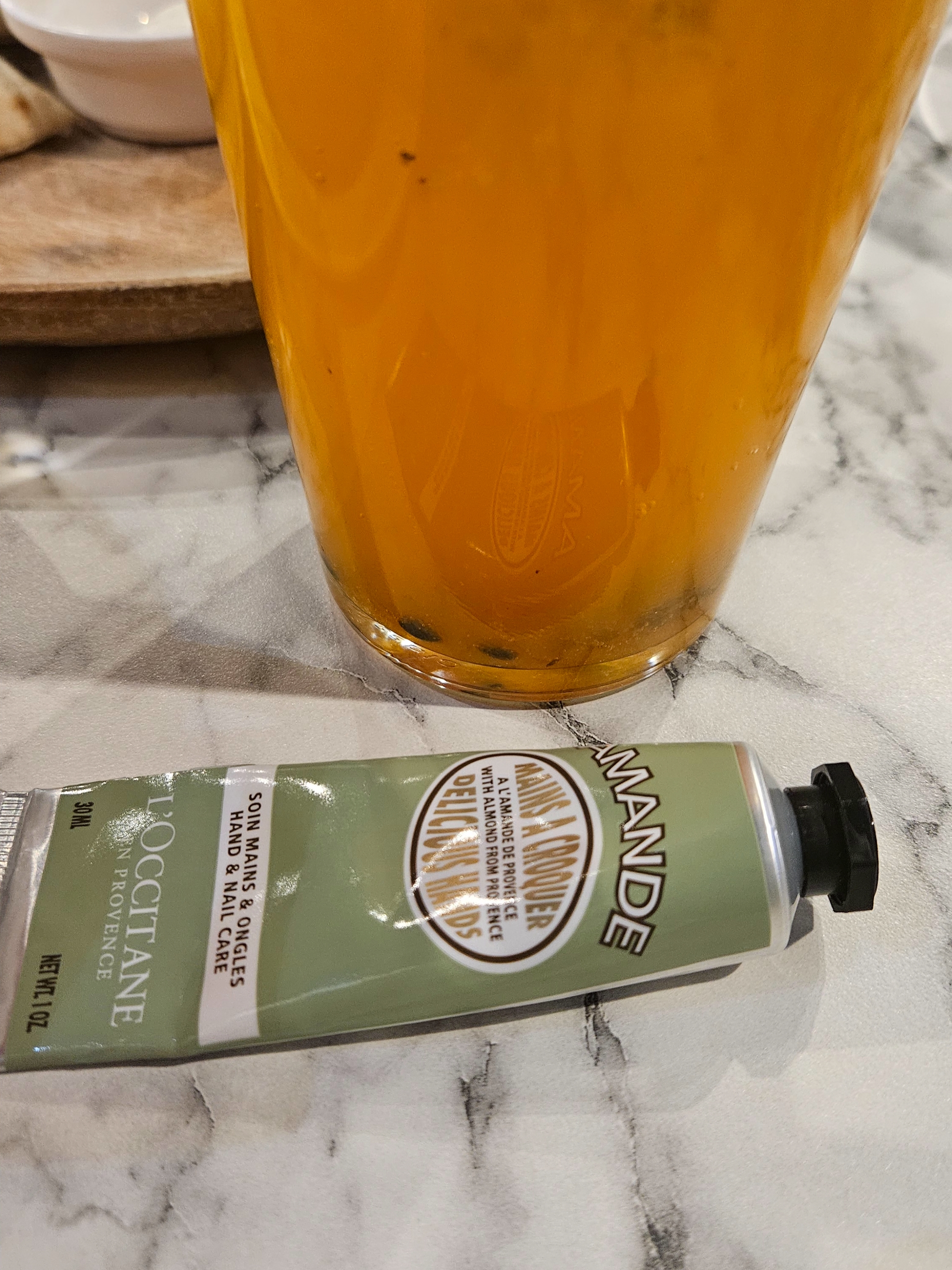 L'Occitane Almond Delicious Hand Cream 30ml 착용 스타일 - 3