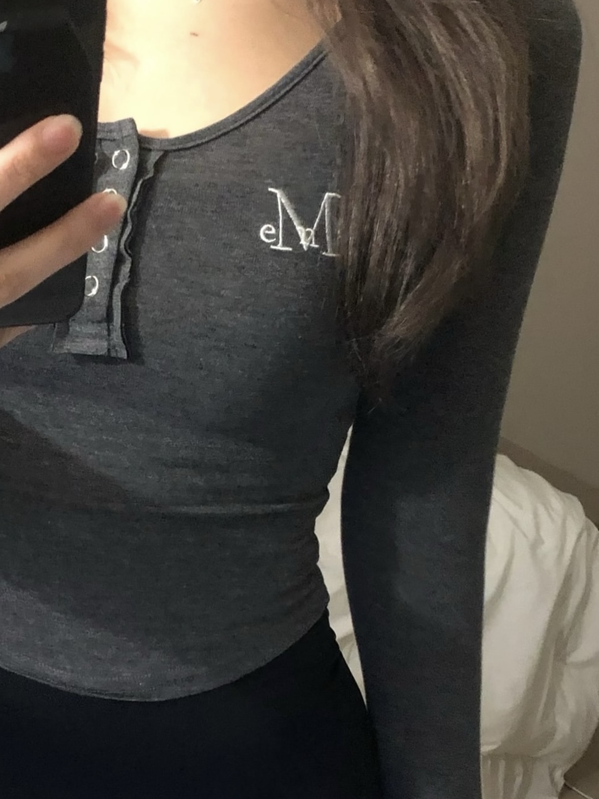 MUCENT Haring Signature Logo Snap Button U Neck T Charcoal 착용 스타일 - 3