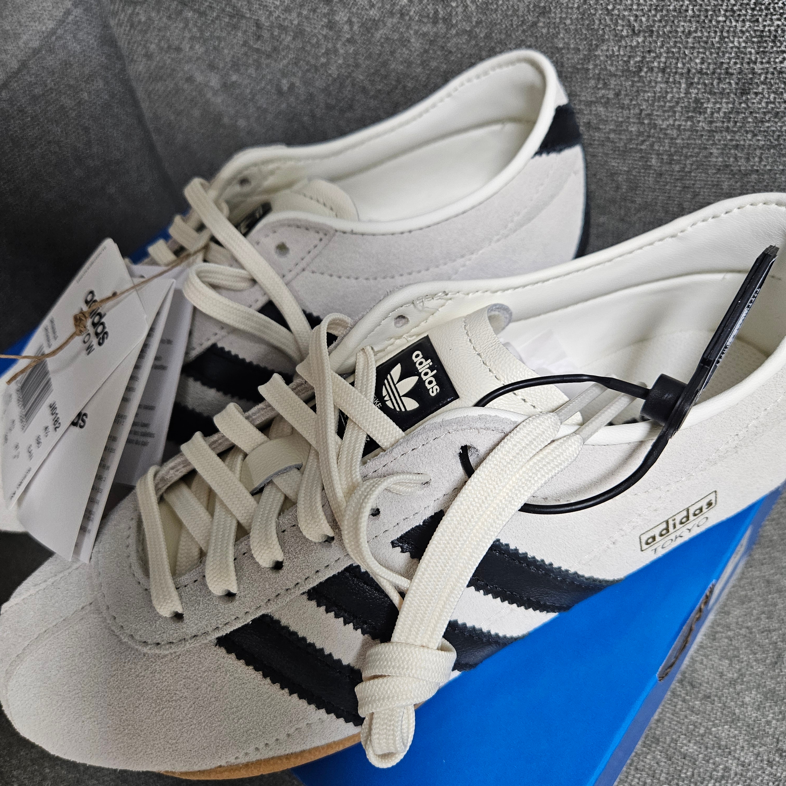 (W) Adidas Tokyo Off White Core Black 착용 스타일 - 3
