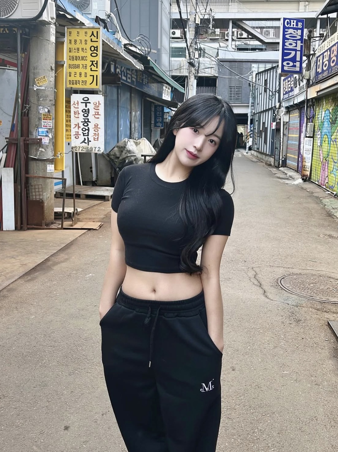 무센트 베이직 덴버 와이드 스웻 팬츠 블랙 착용 스타일 - 1
