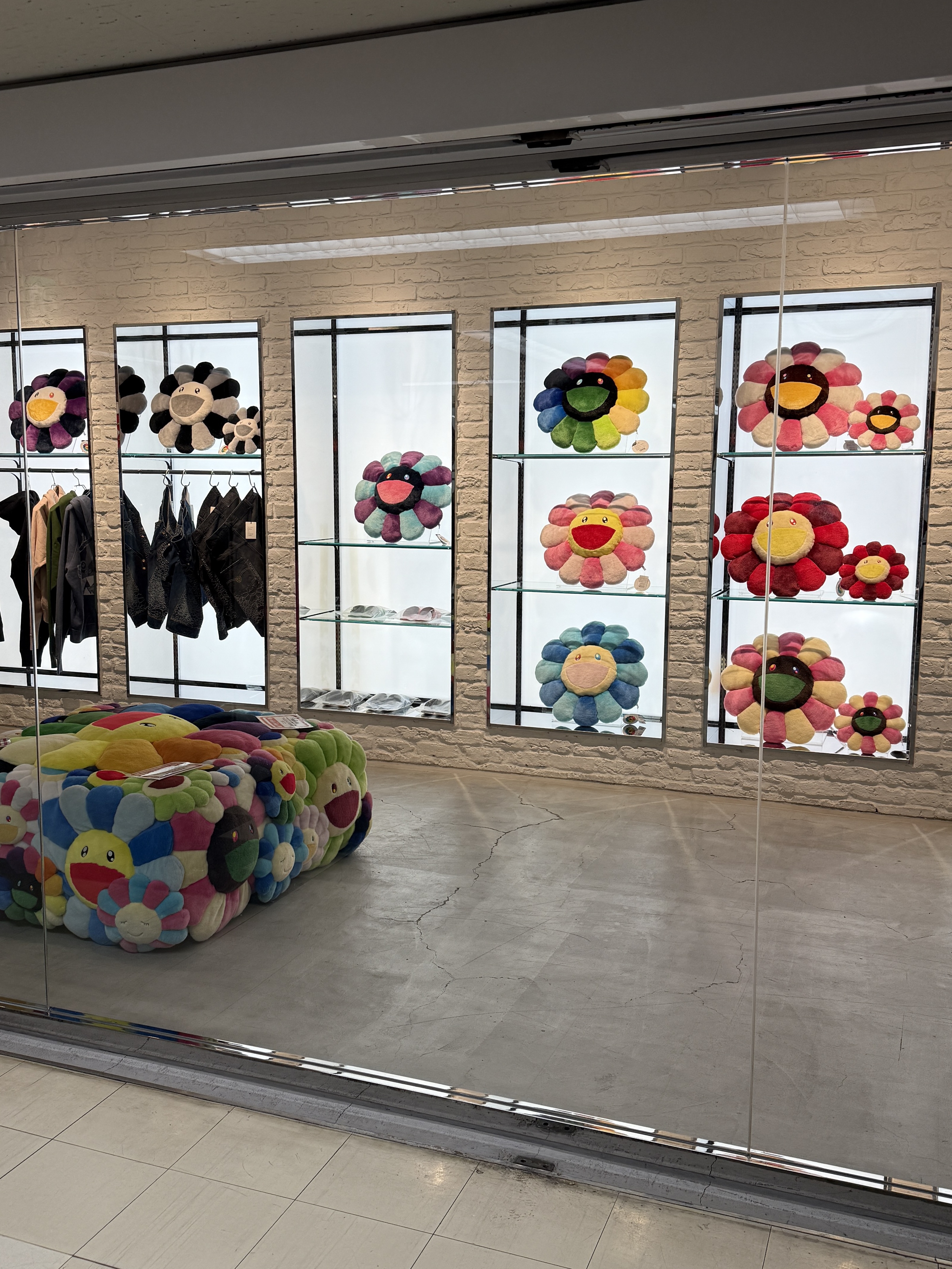 Kaikai Kiki Flower Cushion 30cm Grey Black, Kaikai Kiki Flower Cushion 60cm Rainbow & Black 착용 스타일 - 1