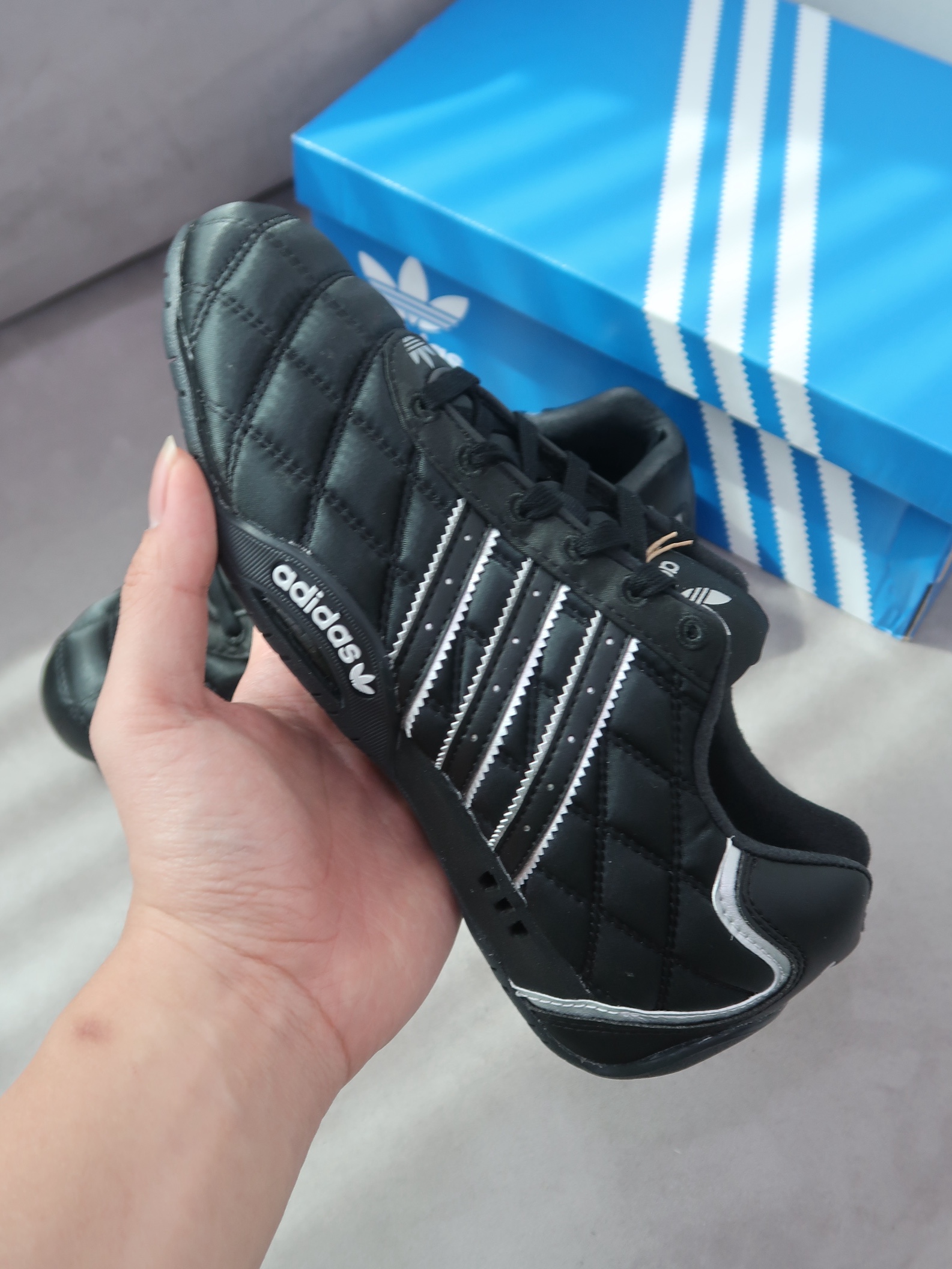 (W) Adidas Adiracer Lo Core Black Silver Metallic 착용 스타일 - 3