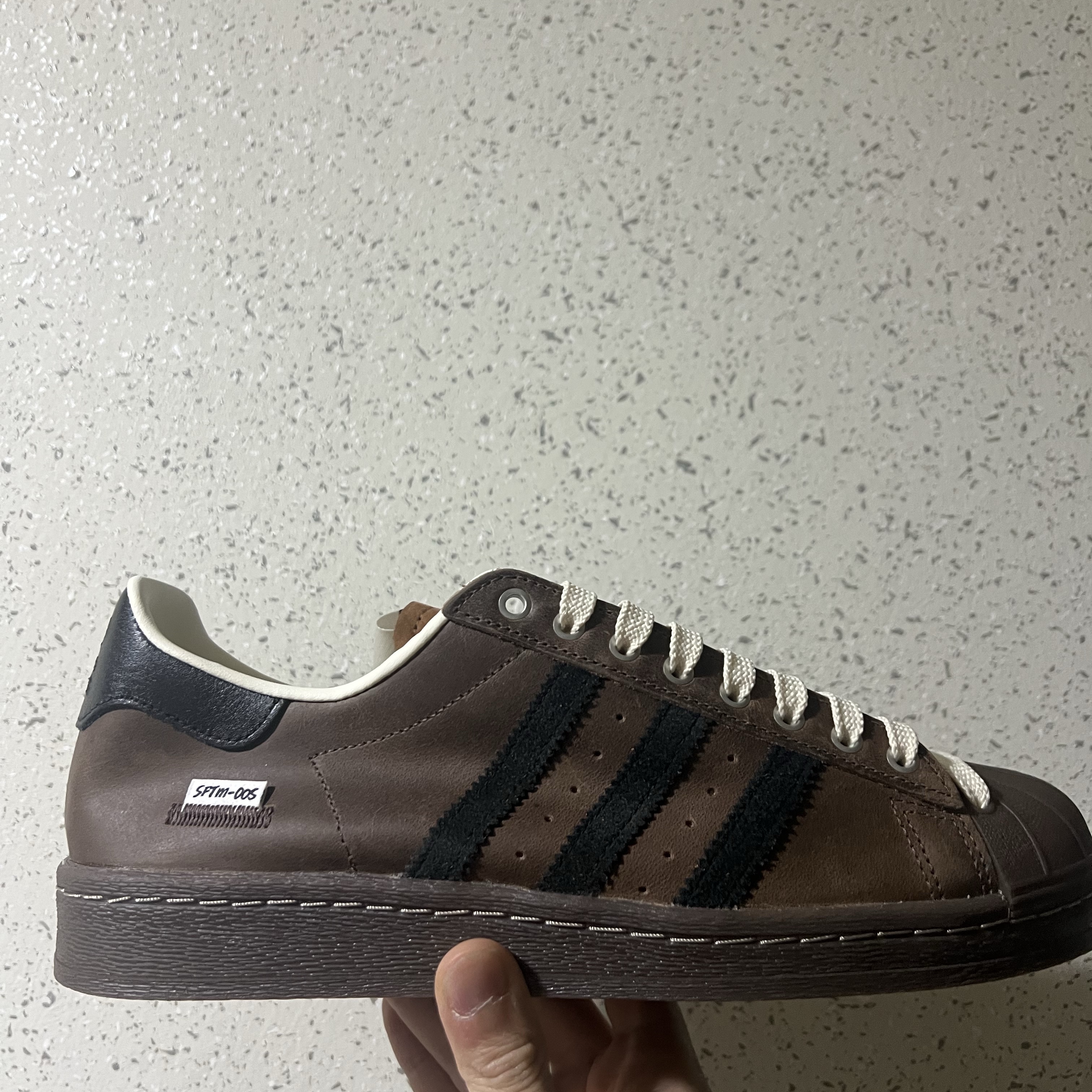 Adidas x Song for the Mute Superstar 82 Khaki Core Black 착용 스타일 - 3