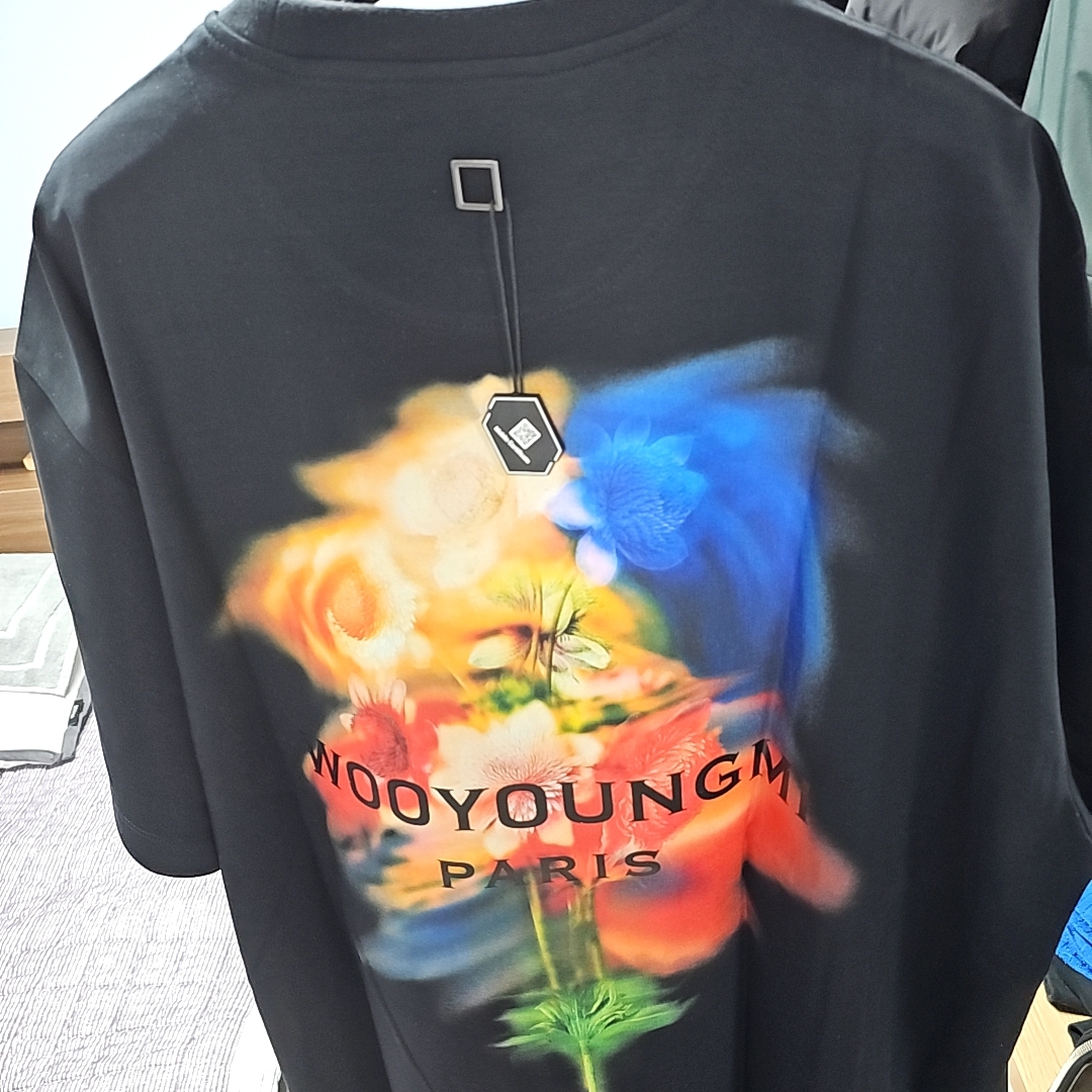 Wooyoungmi Swaying Flower Back Logo T-Shirts Black - 24FW 착용 스타일 - 1