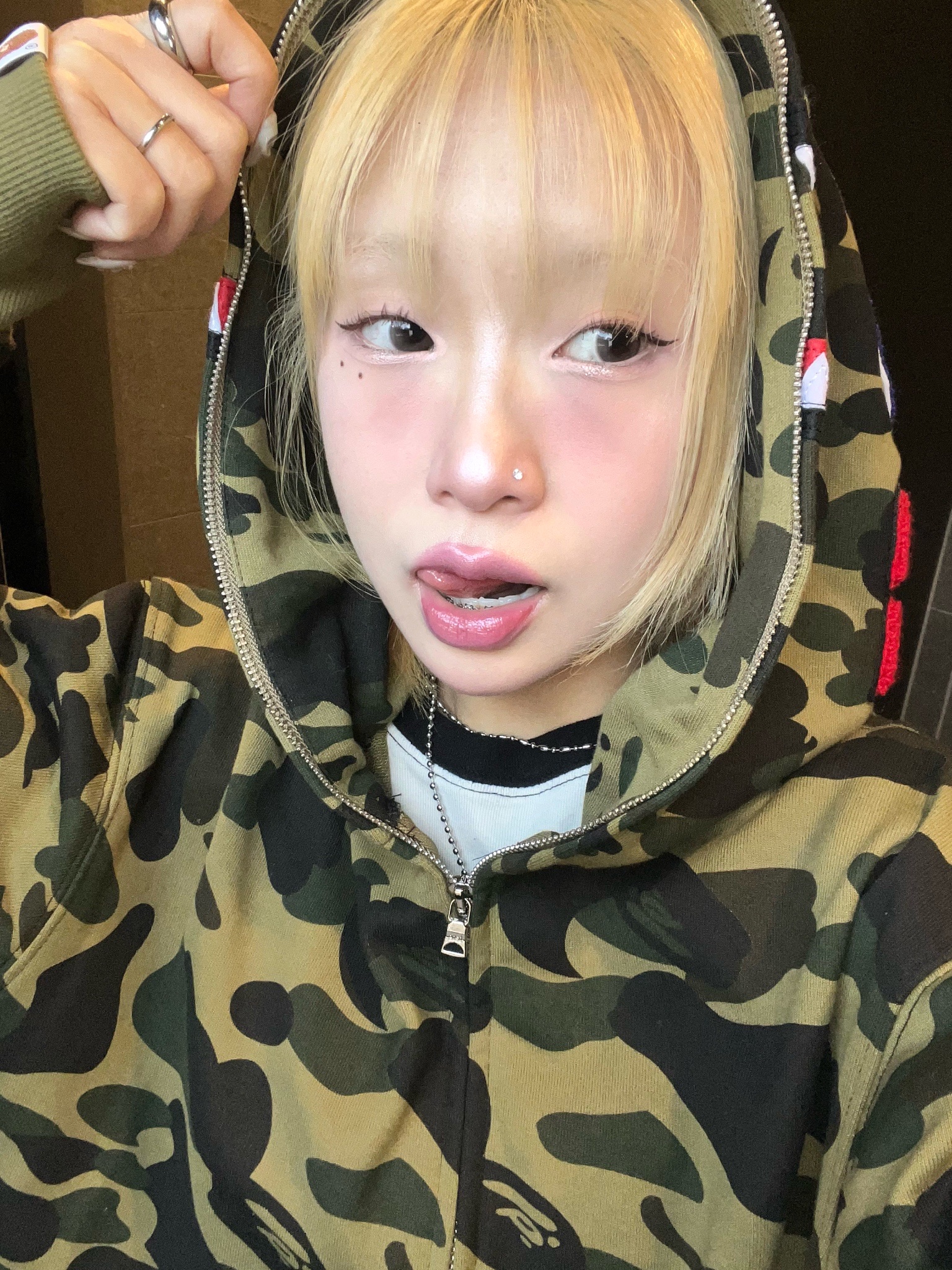 BAPE 1st Camo Shark Full Zip Hoodie Army Green 착용 스타일 - 2