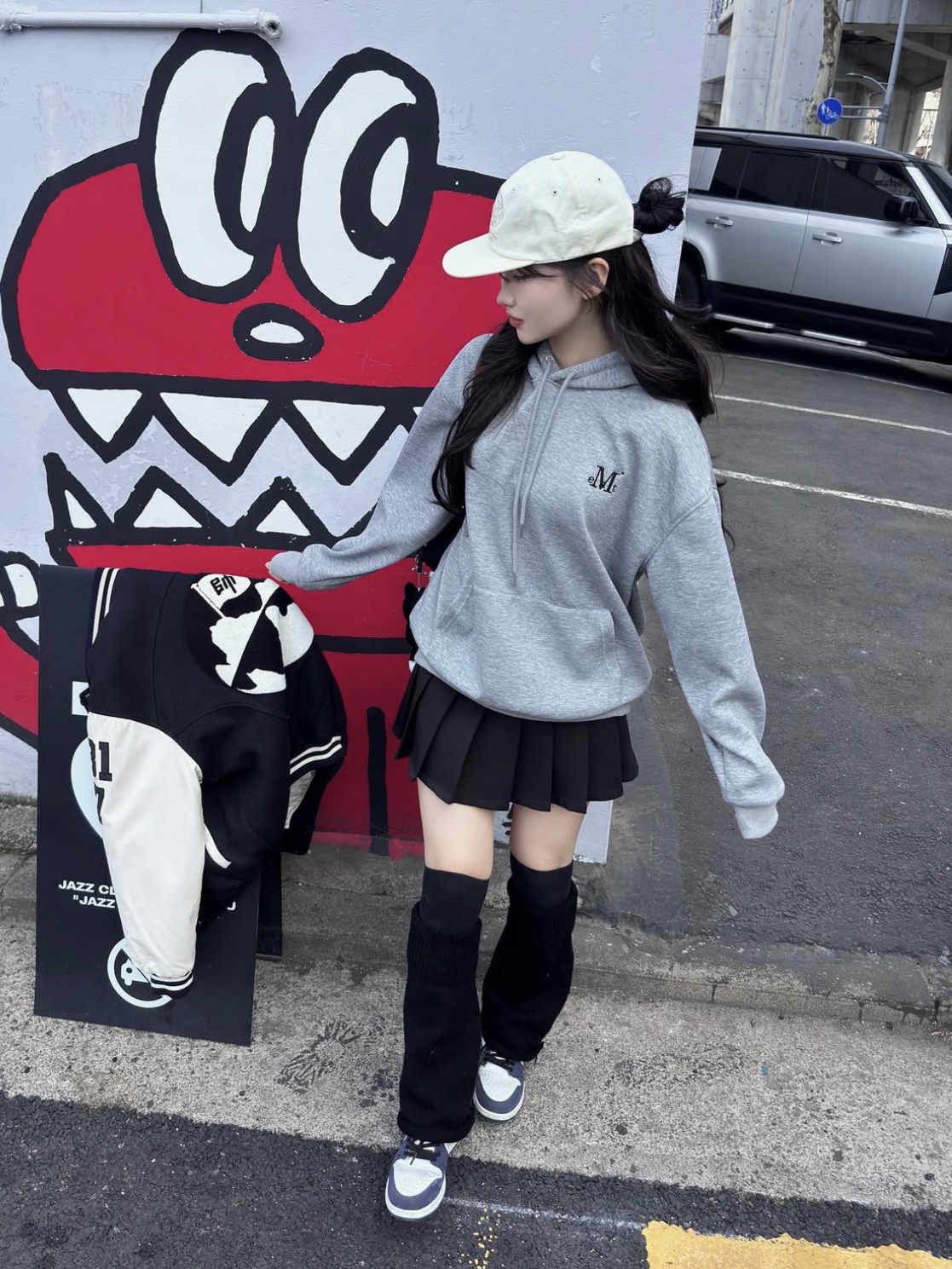 Signature Basic Logo Hood T Gray 착용 스타일 - 2