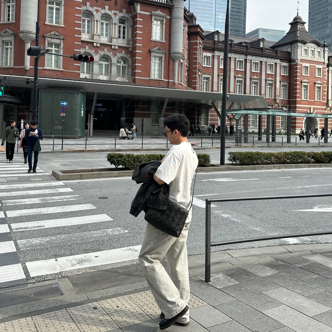 Bottega Veneta Large Diago Cross Body Bag Dark Green, Human Made Heart Badge T-Shirt White - Offline Store Exclusive 착용 스타일 - 2