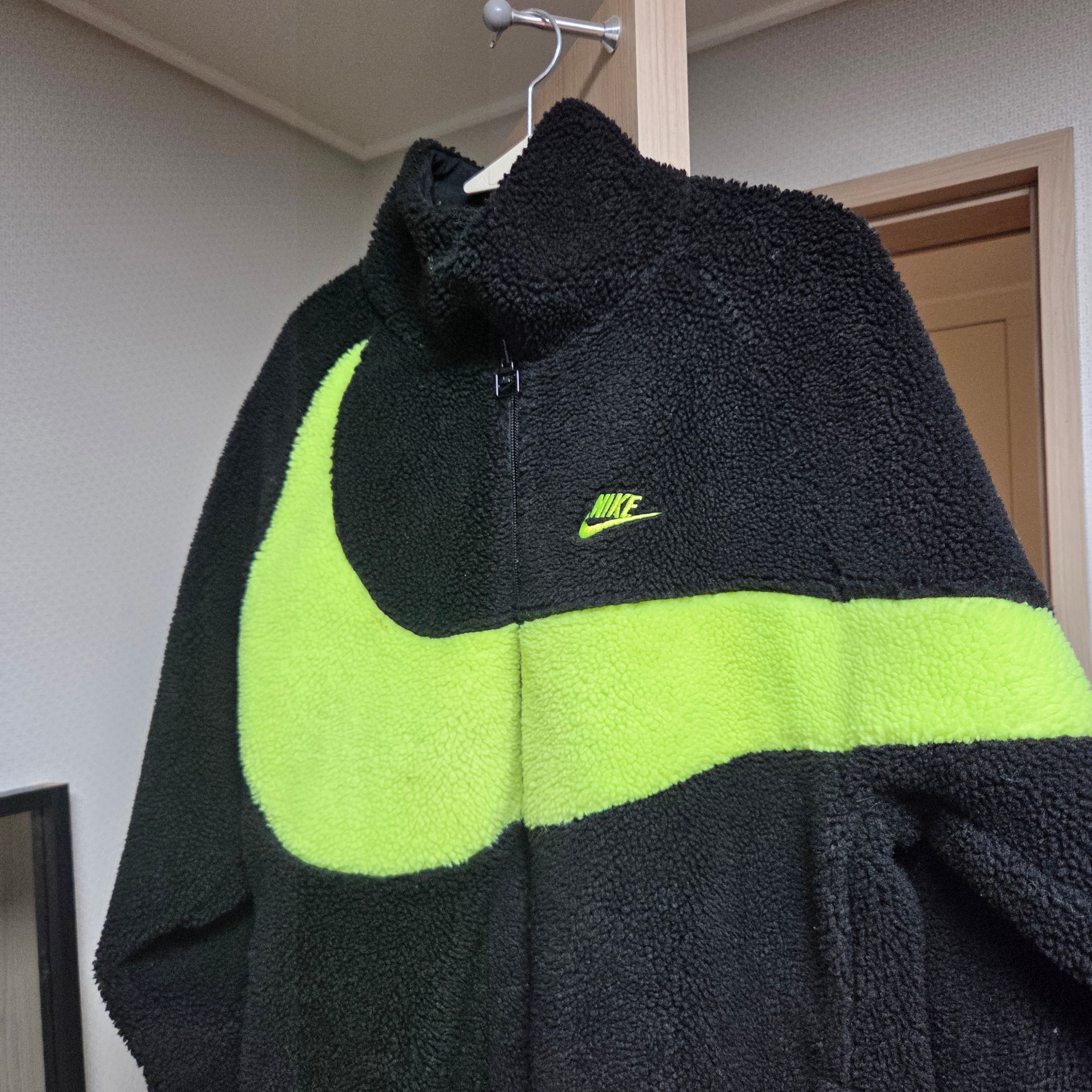 Nike Big Swoosh Full Zip Jacket Black Volt 착용 스타일