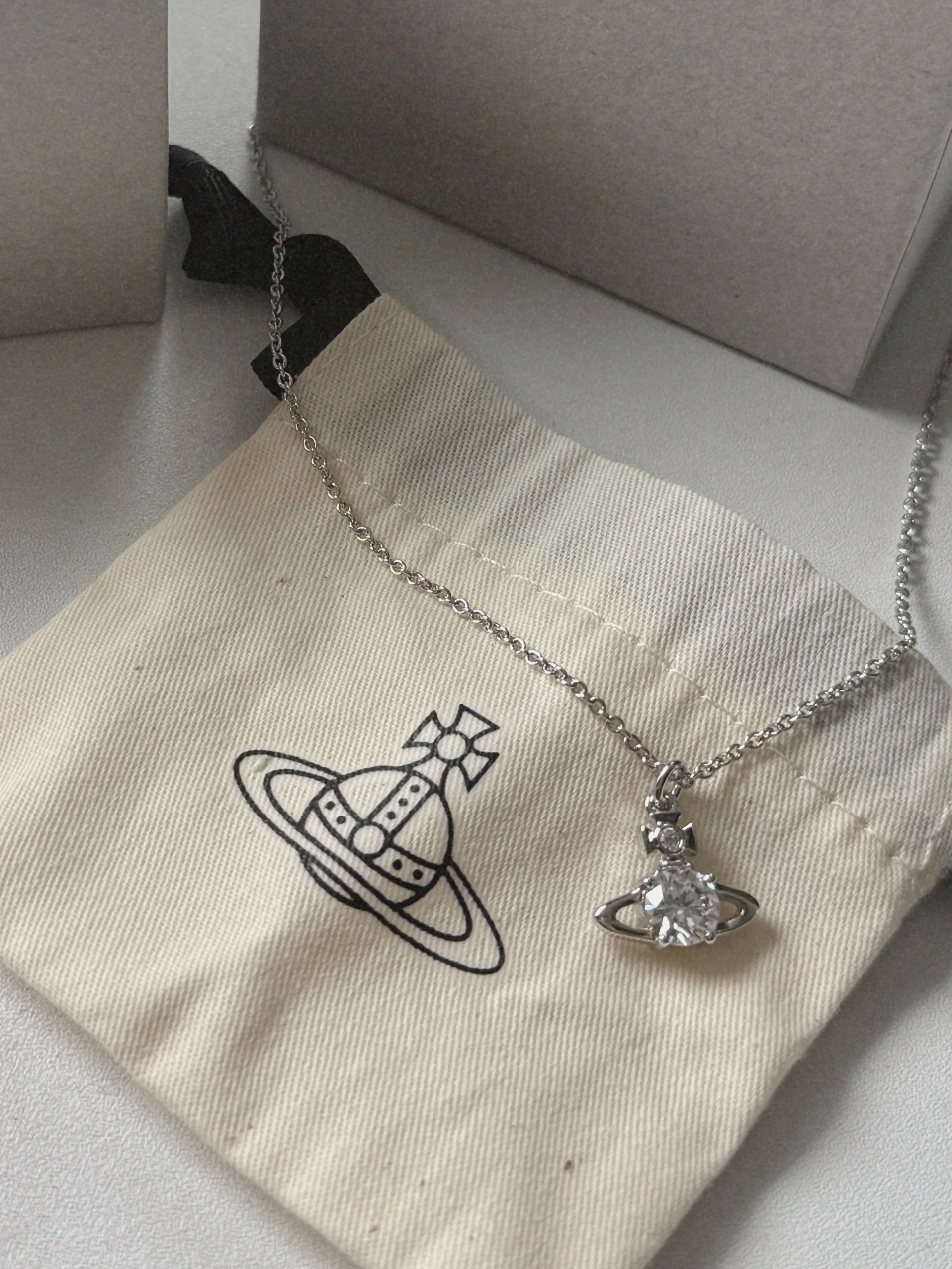 Vivienne Westwood Reina Pendant Silver 착용 스타일 - 2