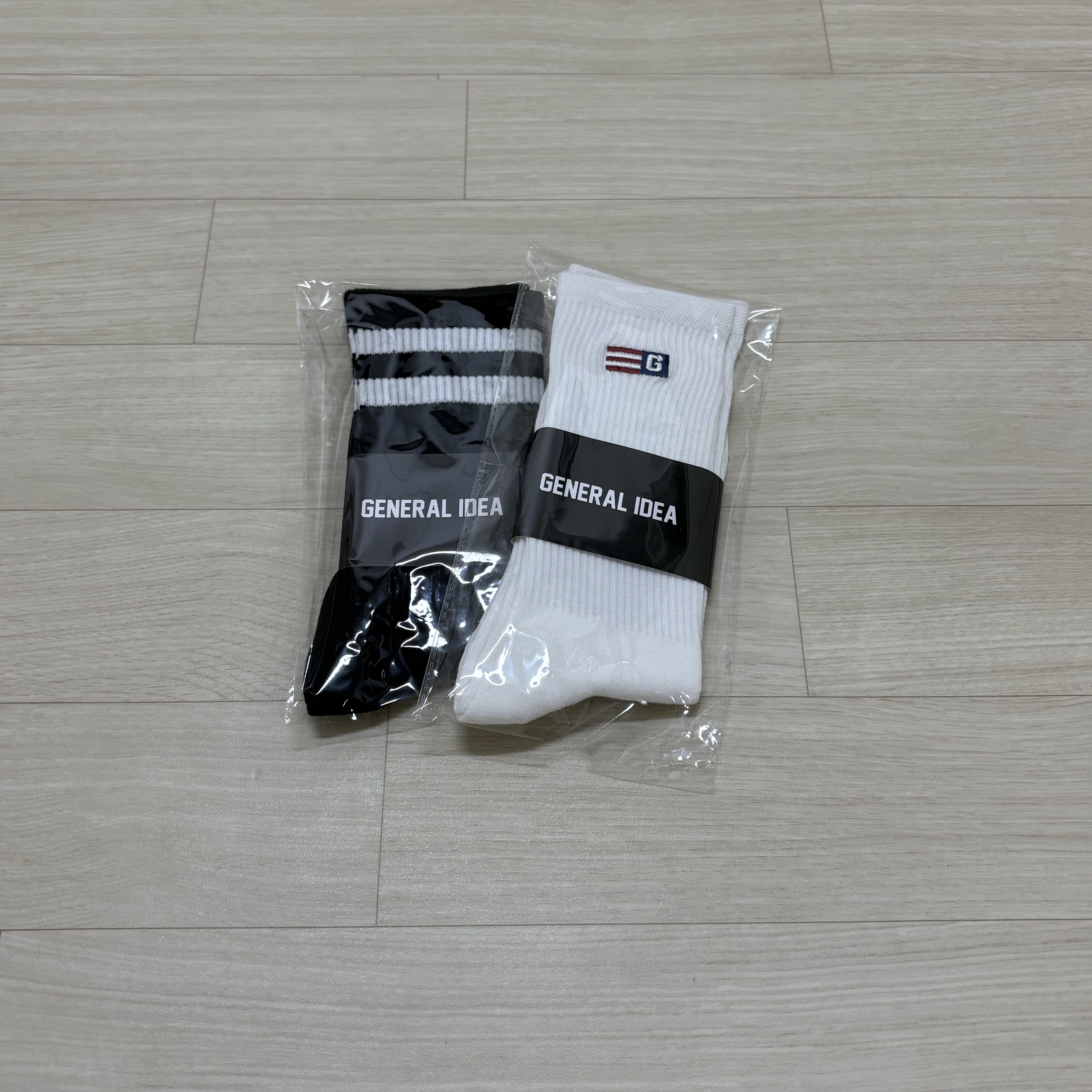 General Idea Unisex Logo Point Socks White 착용 스타일