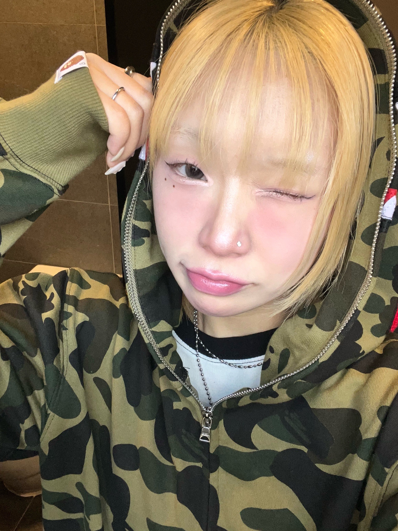 BAPE 1st Camo Shark Full Zip Hoodie Army Green 착용 스타일 - 3