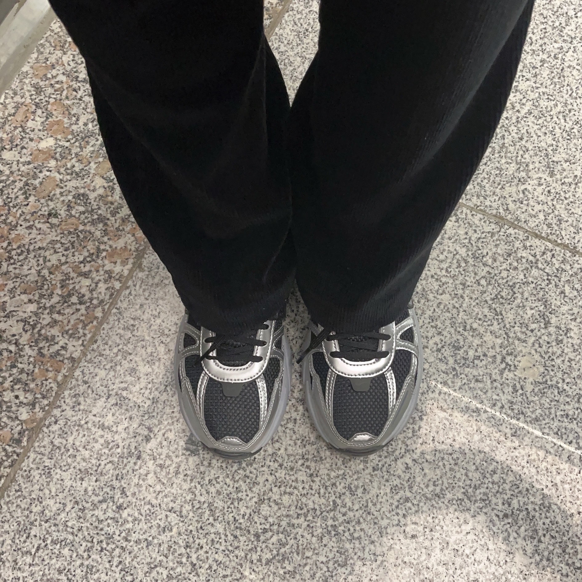 (W) Nike V2K Run Black Dark Smoke Grey 착용 스타일