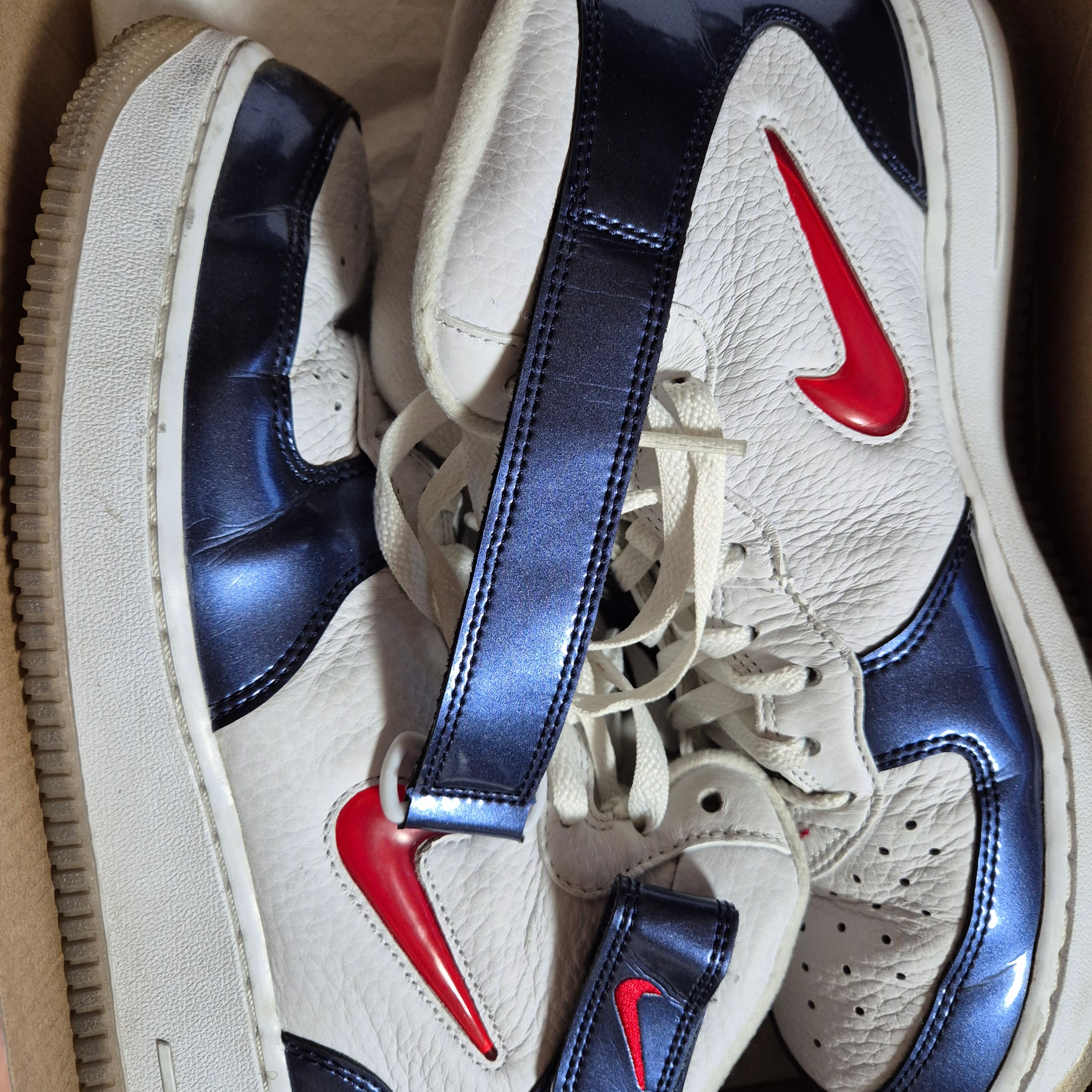 Nike Air Force 1 Mid QS University Red and Midnight Navy 착용 스타일