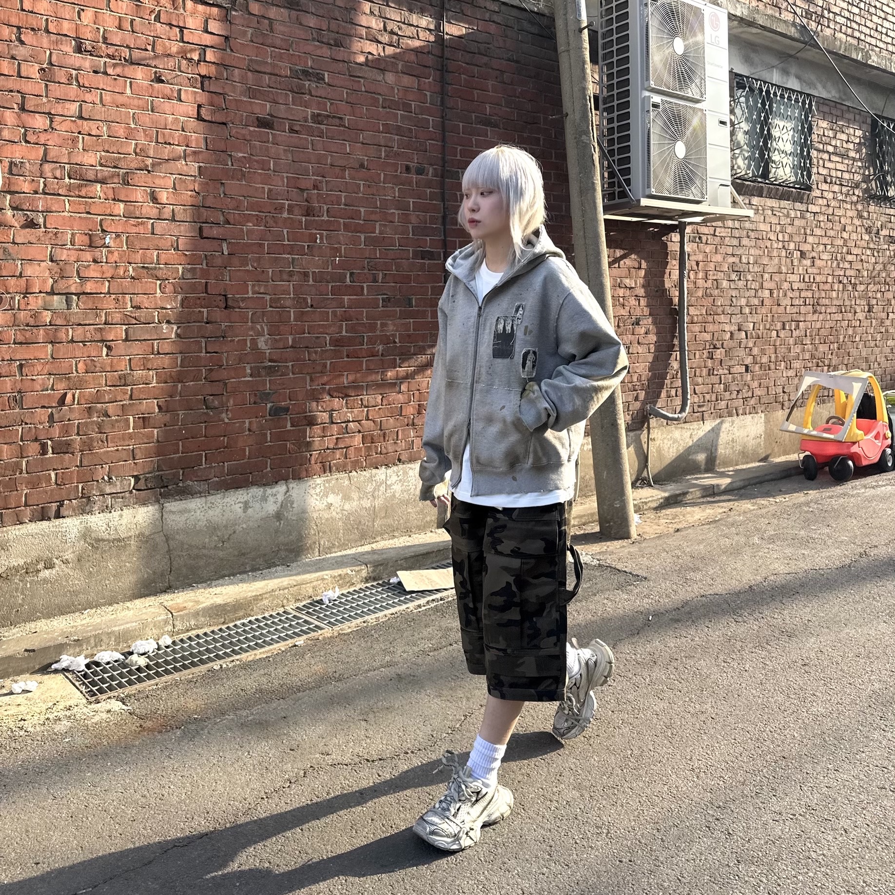 발렌시아가 3XL 스니커즈 베이지 착용 스타일 - 5
