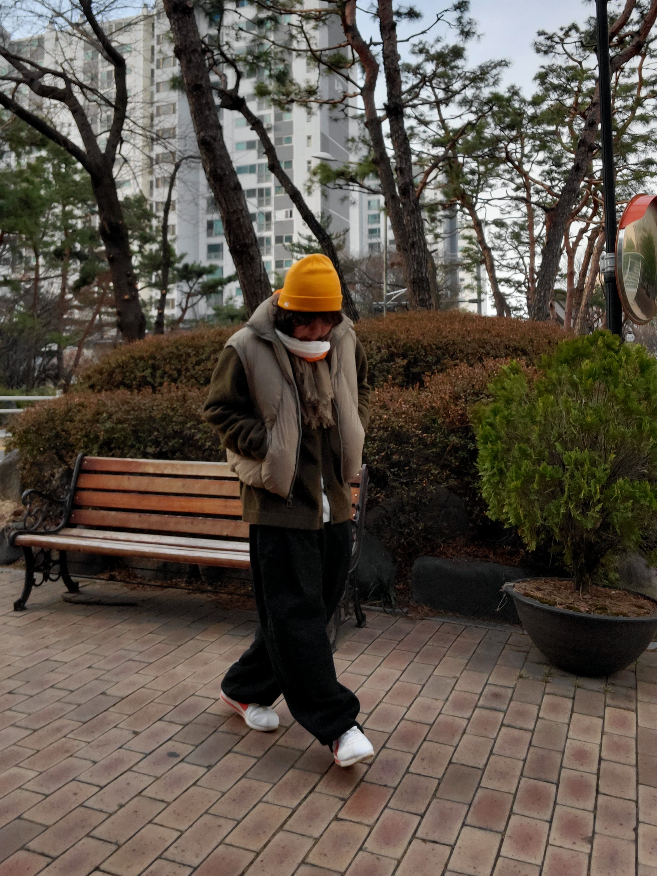 Suade Two Tuck Long Pants Black, Deus Ex Machina Seoul College Long Sleeve T-Shirt Grey Marle 착용 스타일 - 1