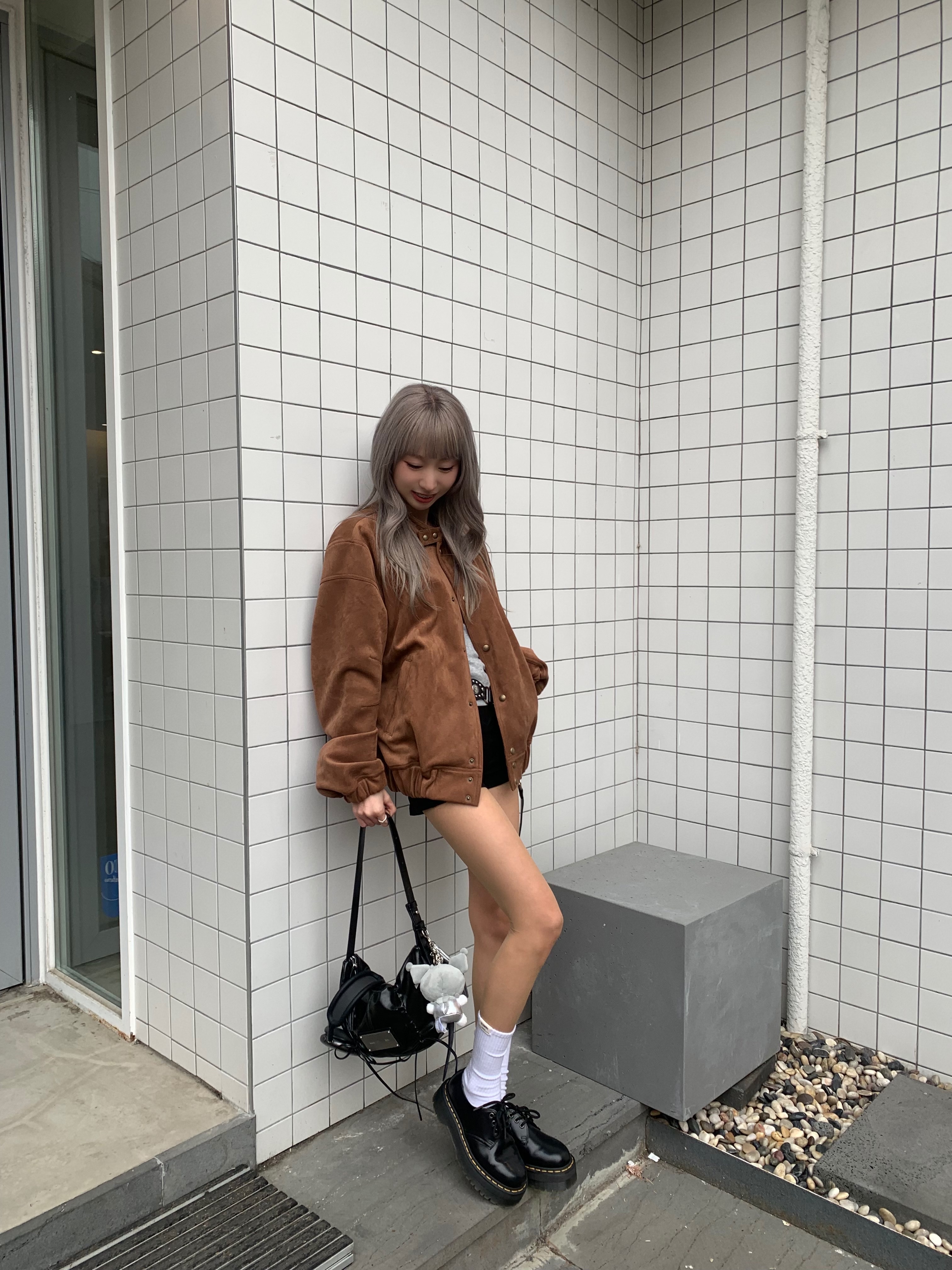 Matin Kim Faux Suede Bomber Jumper Camel, Dr. Martens 1461 Quad Black 착용 스타일 - 2