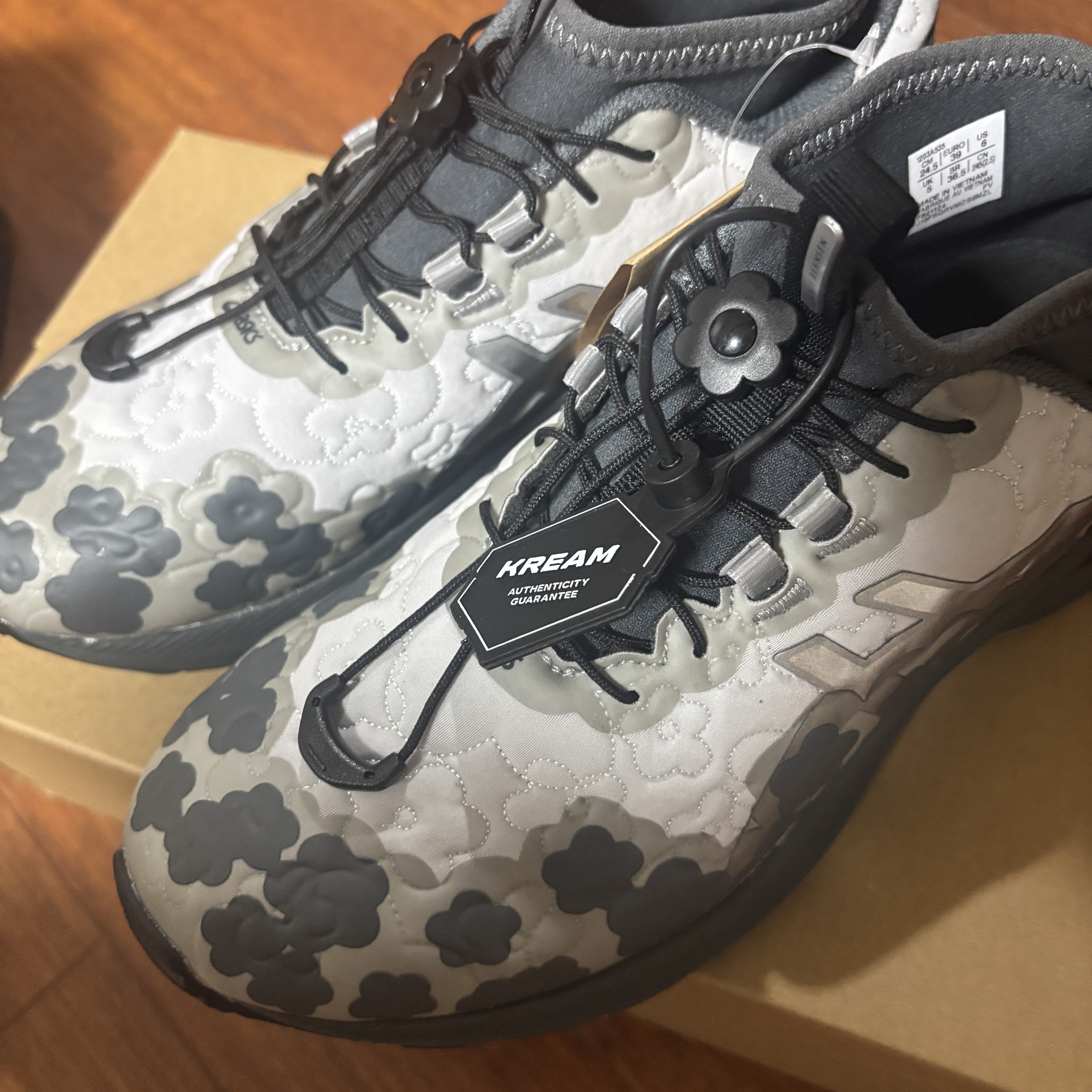 Asics x Cecilie Bahnsen Gel-Terrain MT Pure Silver 착용 스타일