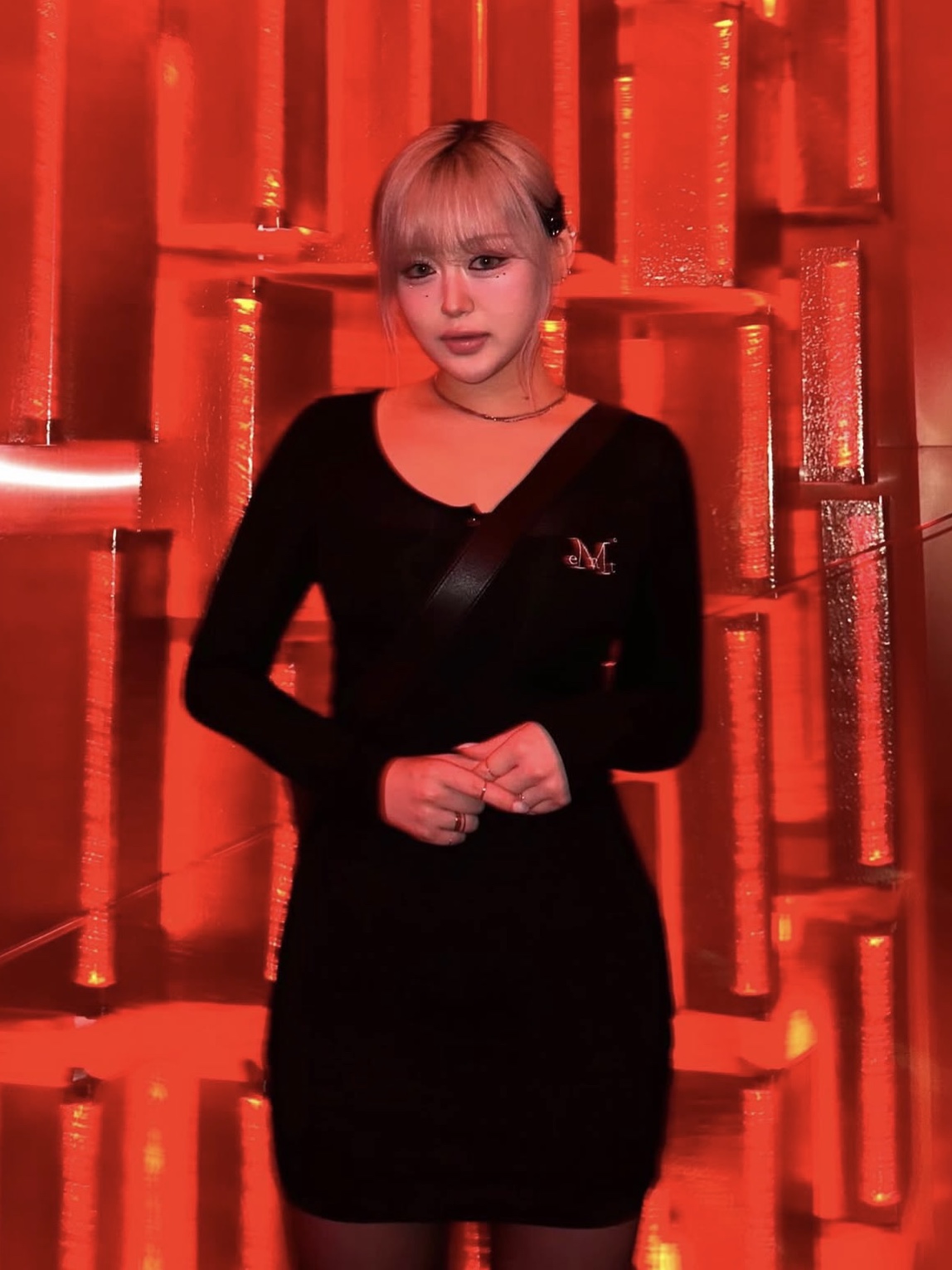 MUCENT Haring Signature Logo Snap Button U Neck T Black 착용 스타일 - 1