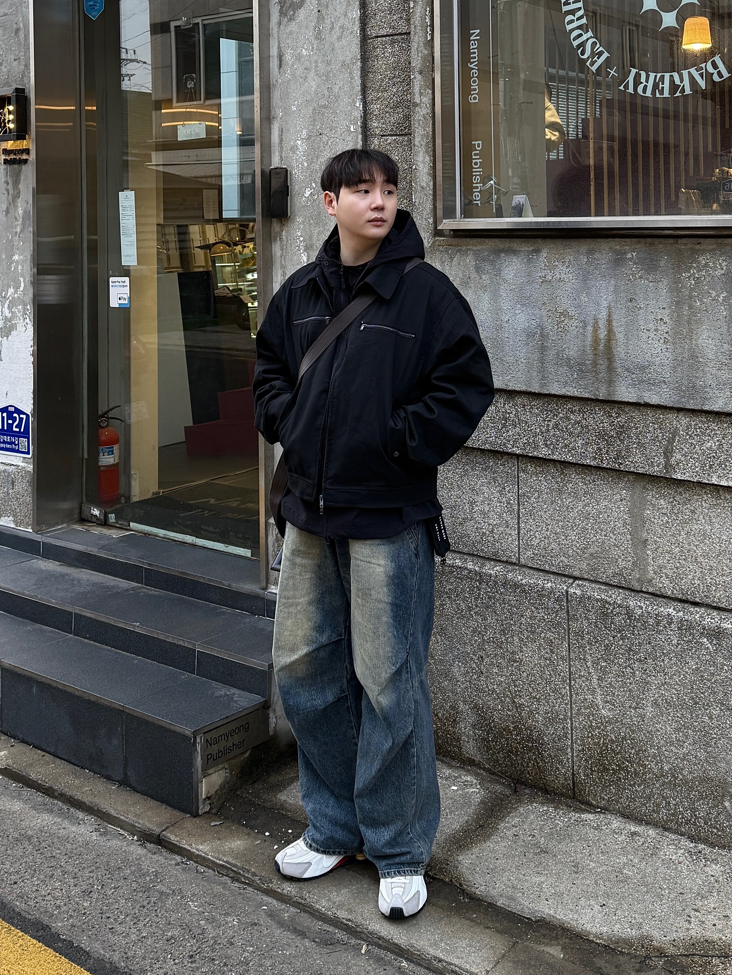 Nike Shox R4 PRM Light Iron Ore and Phantom, Human Made Military Card Case Black 착용 스타일 - 1