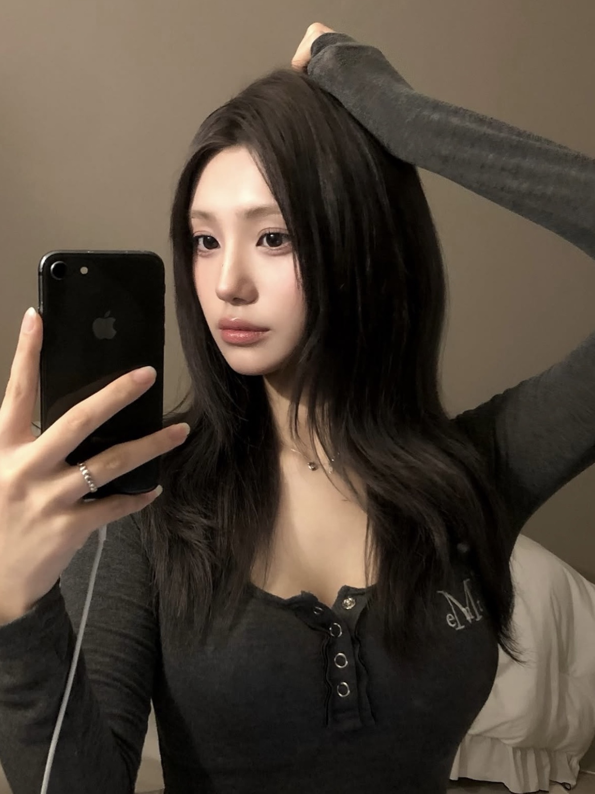 MUCENT Haring Signature Logo Snap Button U Neck T Charcoal 착용 스타일 - 2