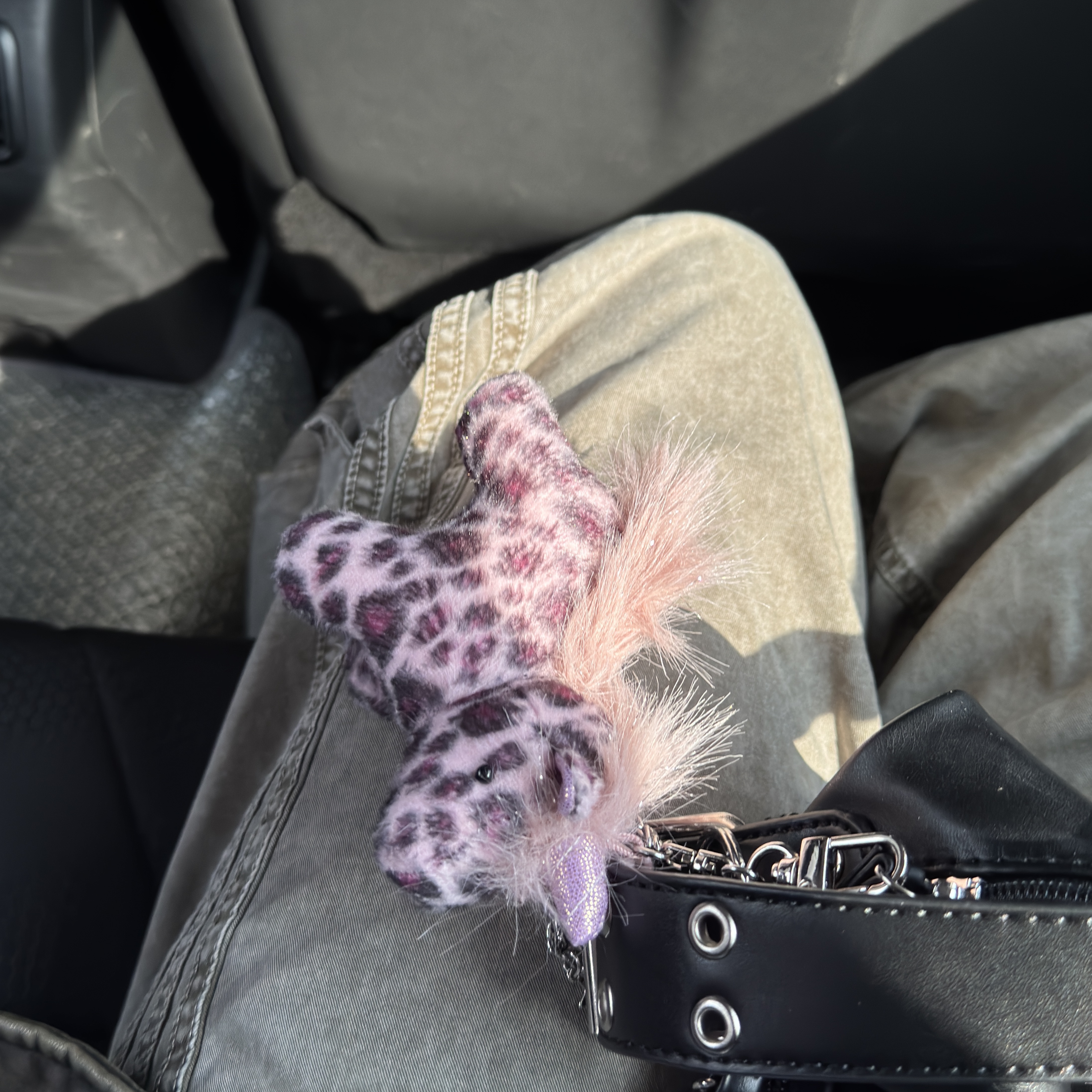 Matin Kim Matin Coni Keyring Pink 착용 스타일