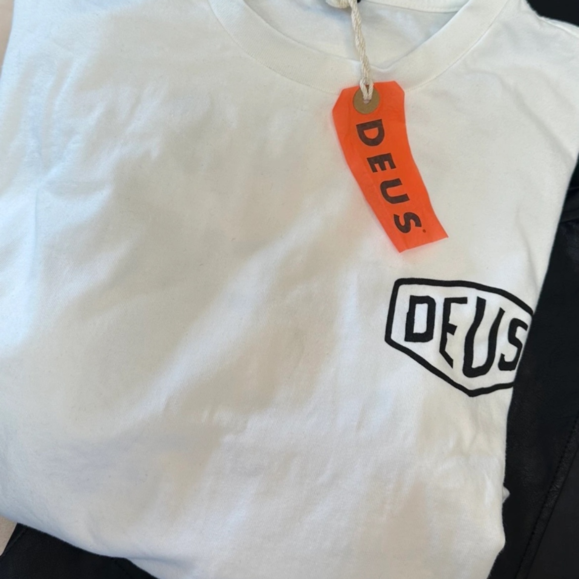 Deus Ex Machina Seoul College Long Sleeve T-Shirt White 착용 스타일