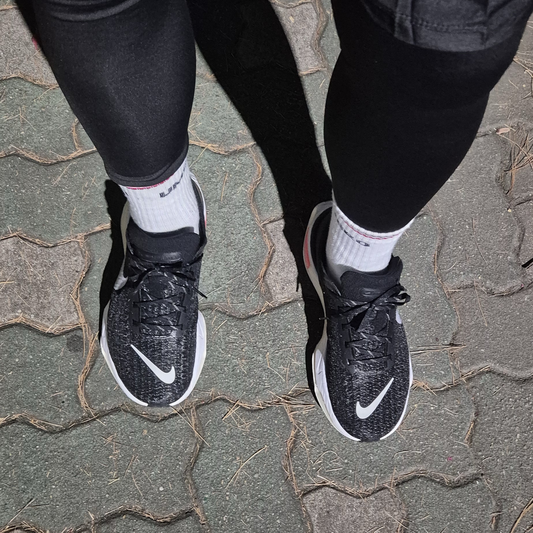 Nike ZoomX Invincible Run Flyknit 3 Black White 착용 스타일
