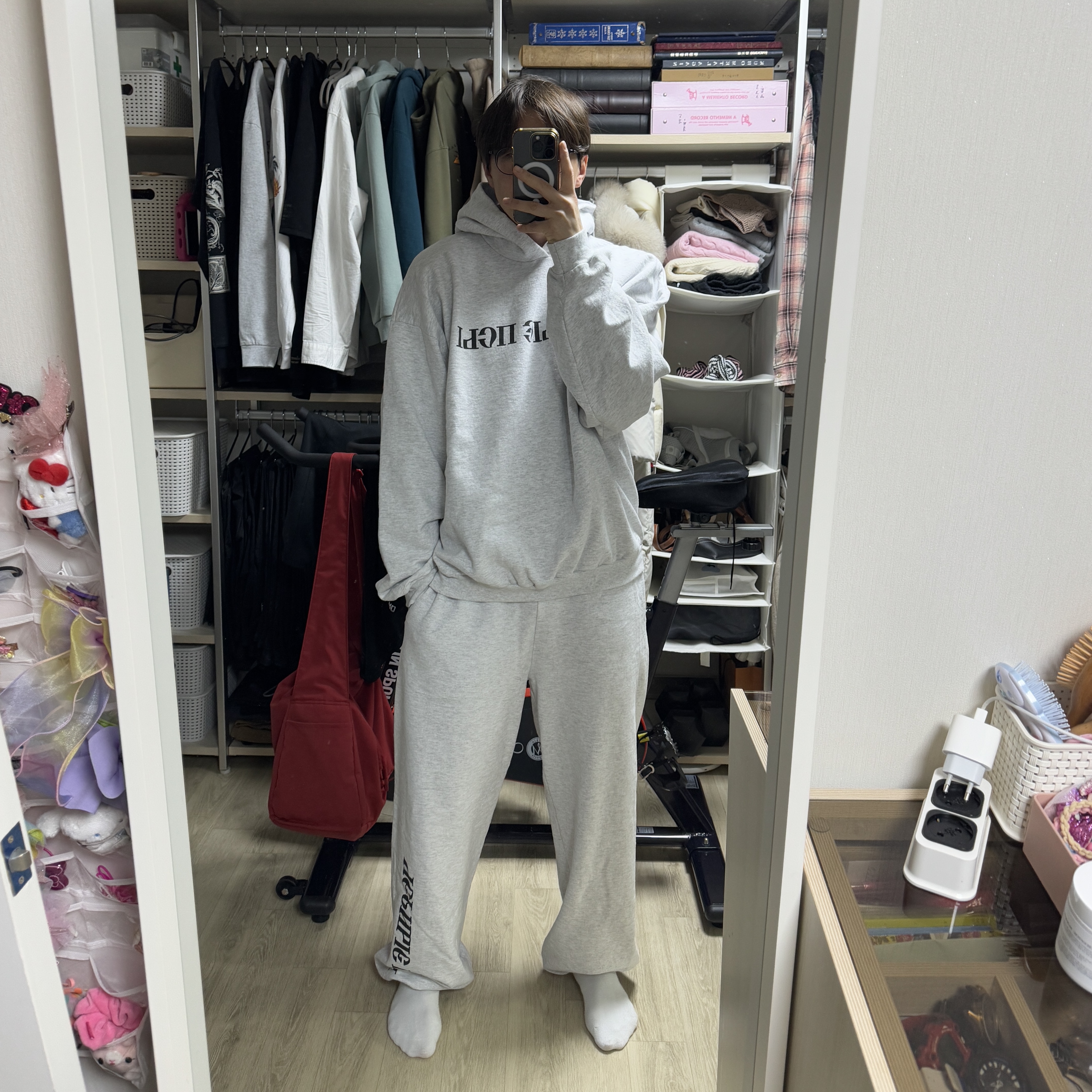 Yeezy x Gosha Rubchinskiy YZY Black Dogs Hoodie Heather Grey, Yeezy x Gosha Rubchinskiy YZY Black Dogs Jogger Heather Grey 착용 스타일 - 1