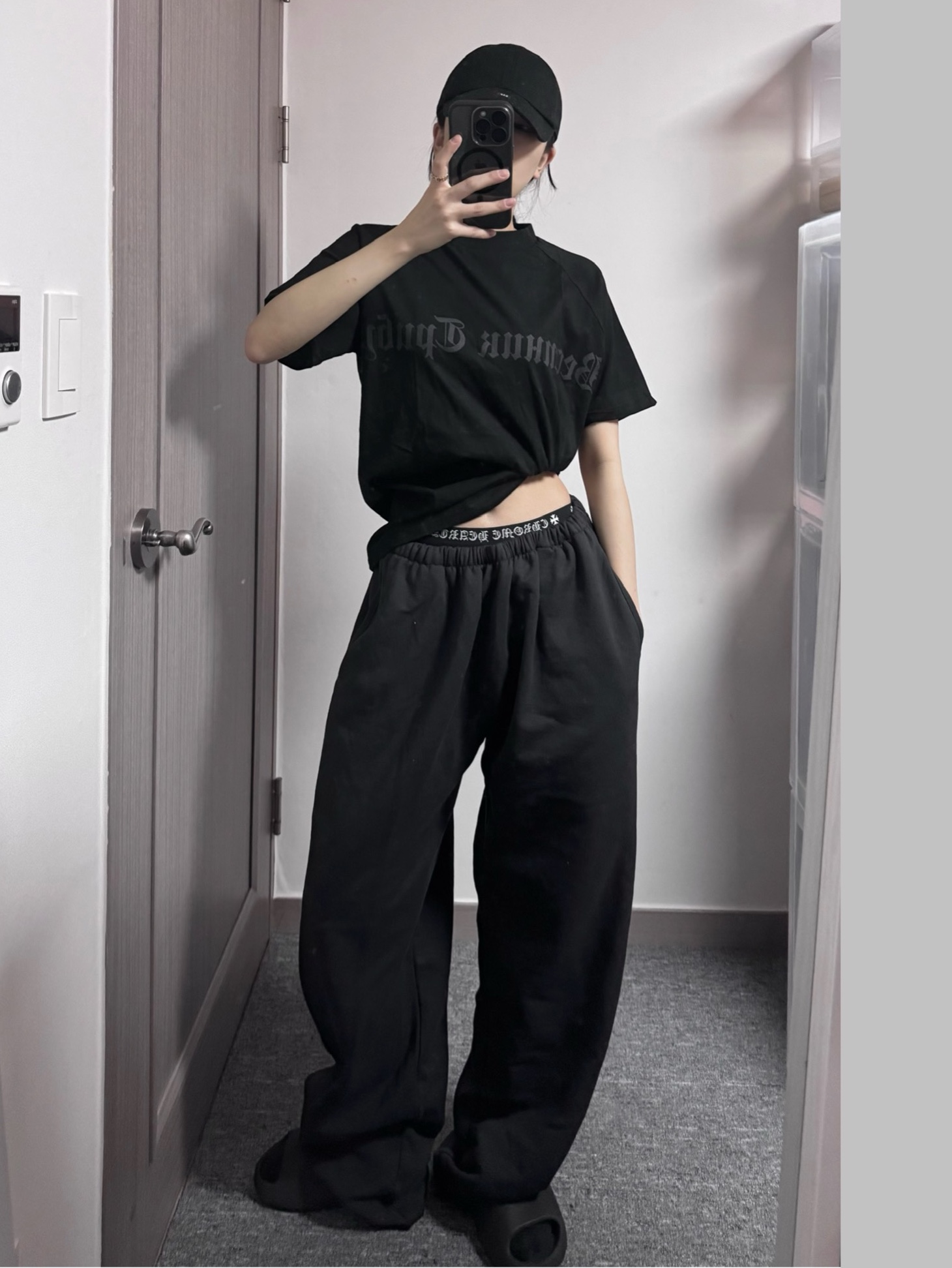 Yeezy Gap Engineered By Balenciaga Logo Cap Black, Yeezy x Gosha Rubchinskiy Tribune Herald TS-02 T-Shirt Charcoal 착용 스타일 - 2