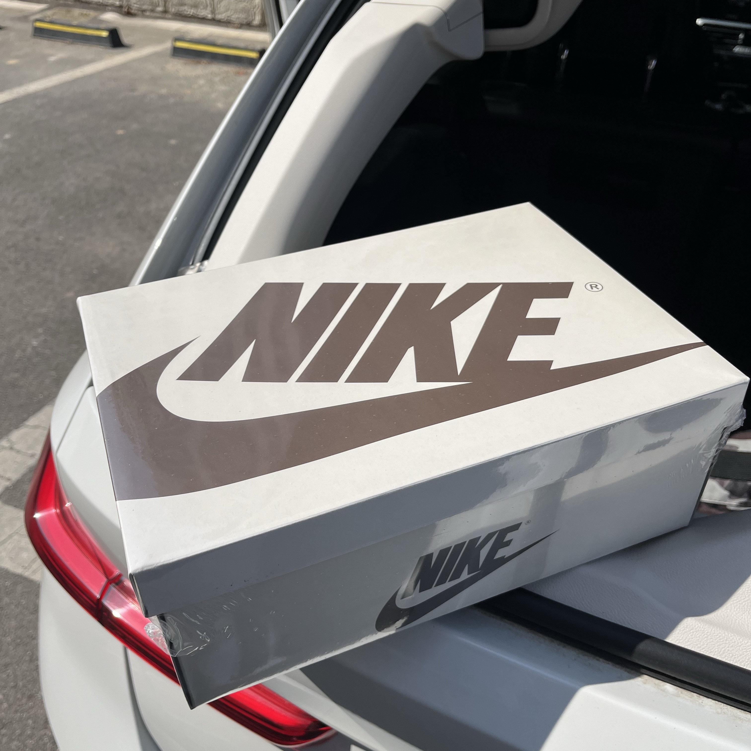 Jordan 1 x Travis Scott Retro Low OG SP Velvet Brown and Dark Mocha 착용 스타일 - 1