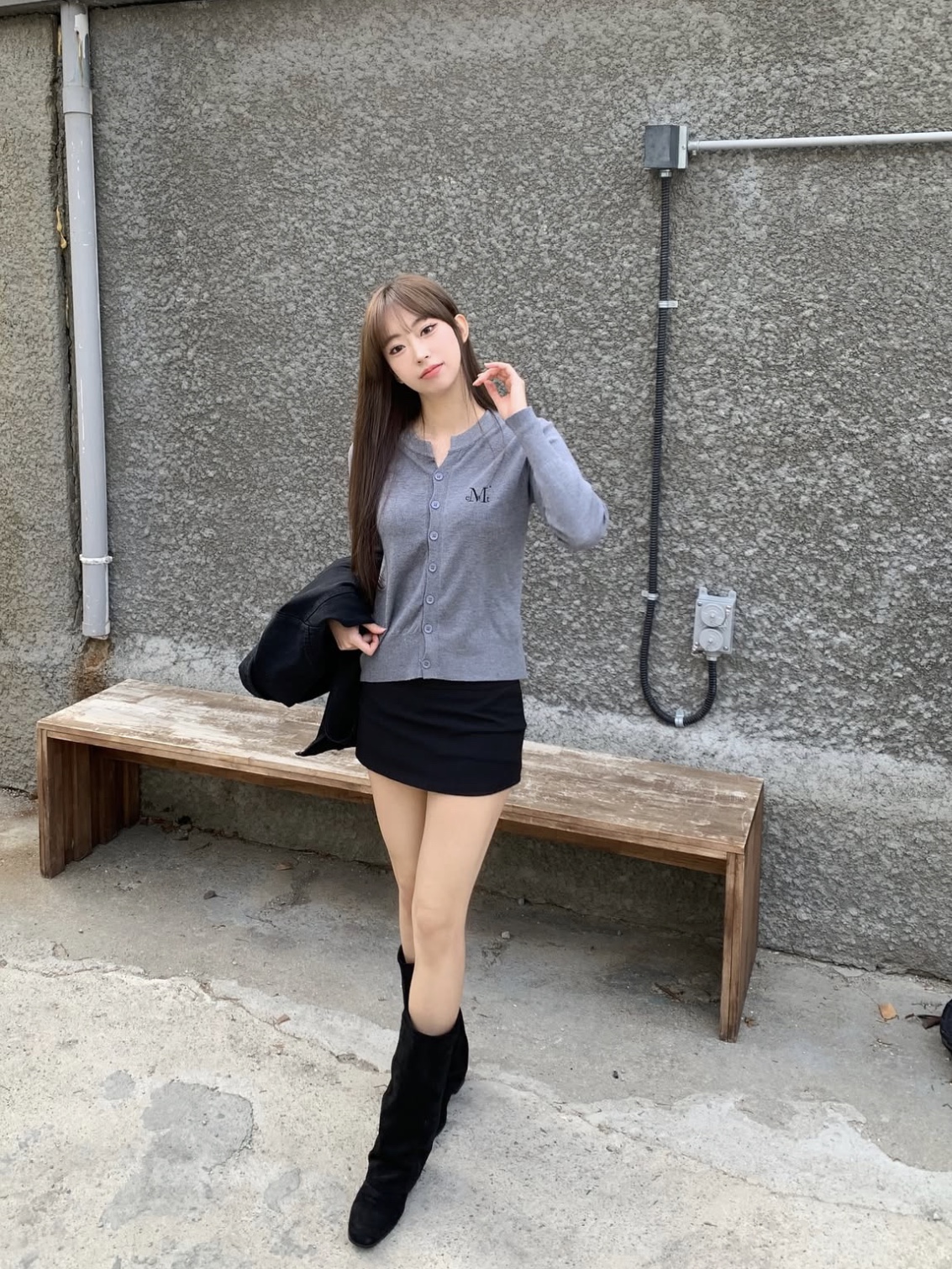 MUCENT Marais 7 Button Crop Henry Neck Cardigan Gray 착용 스타일 - 2