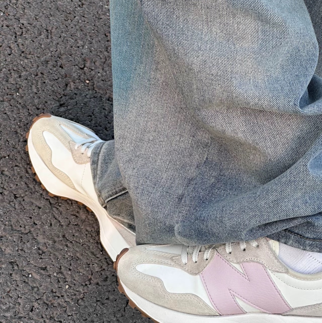 (W) New Balance 327 Sea Salt Pink Haze 착용 스타일