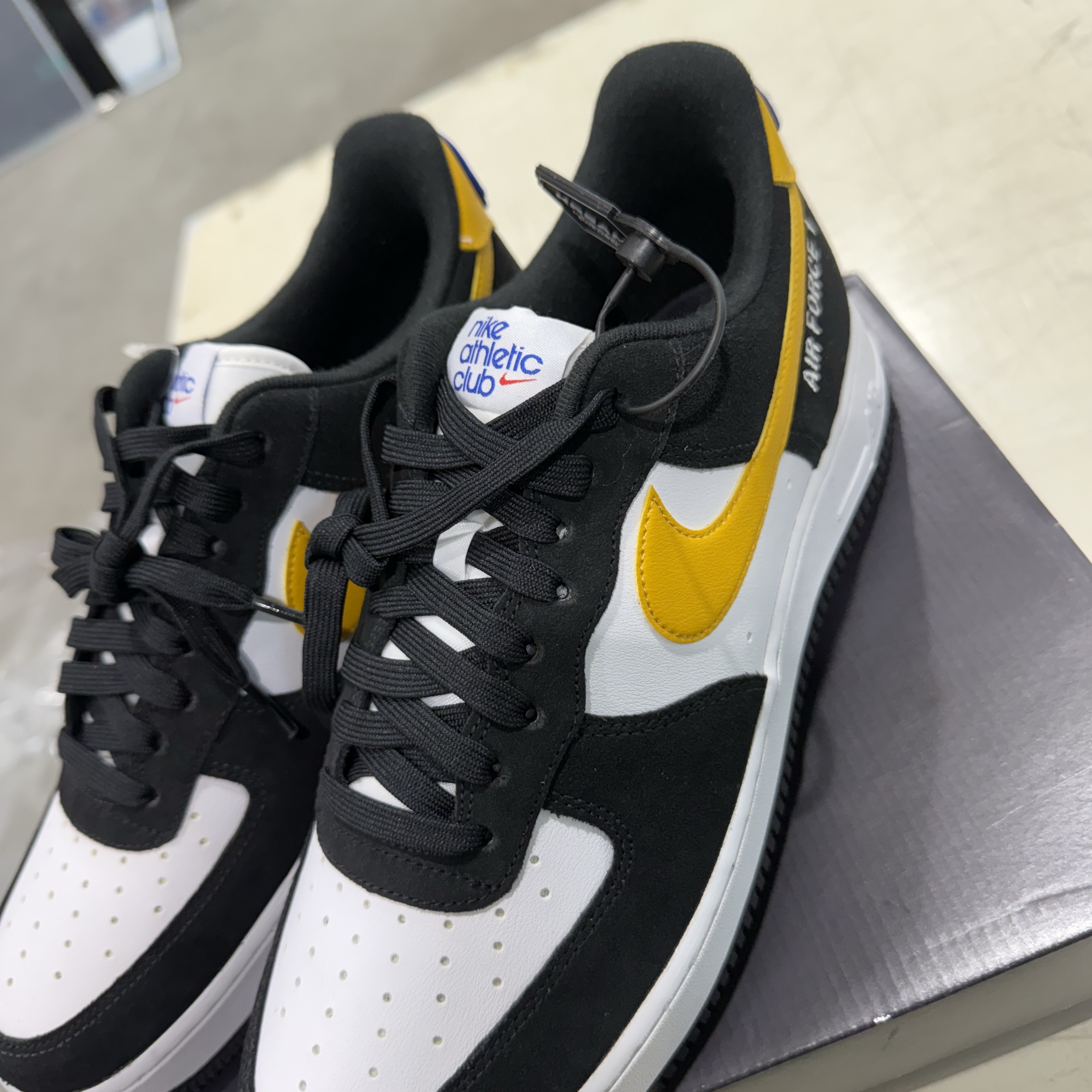 Nike Air Force 1 '07 LV8 Athletic Club Black Dark Sulfur 착용 스타일 - 1