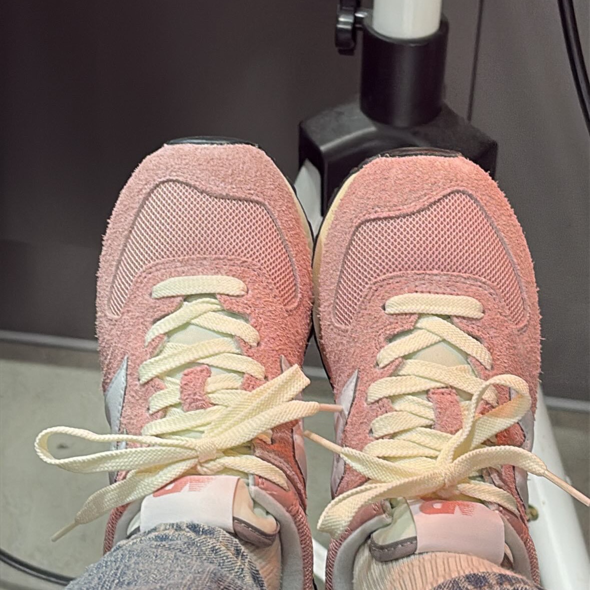 New Balance 574 Heritage Mellow Pink 착용 스타일