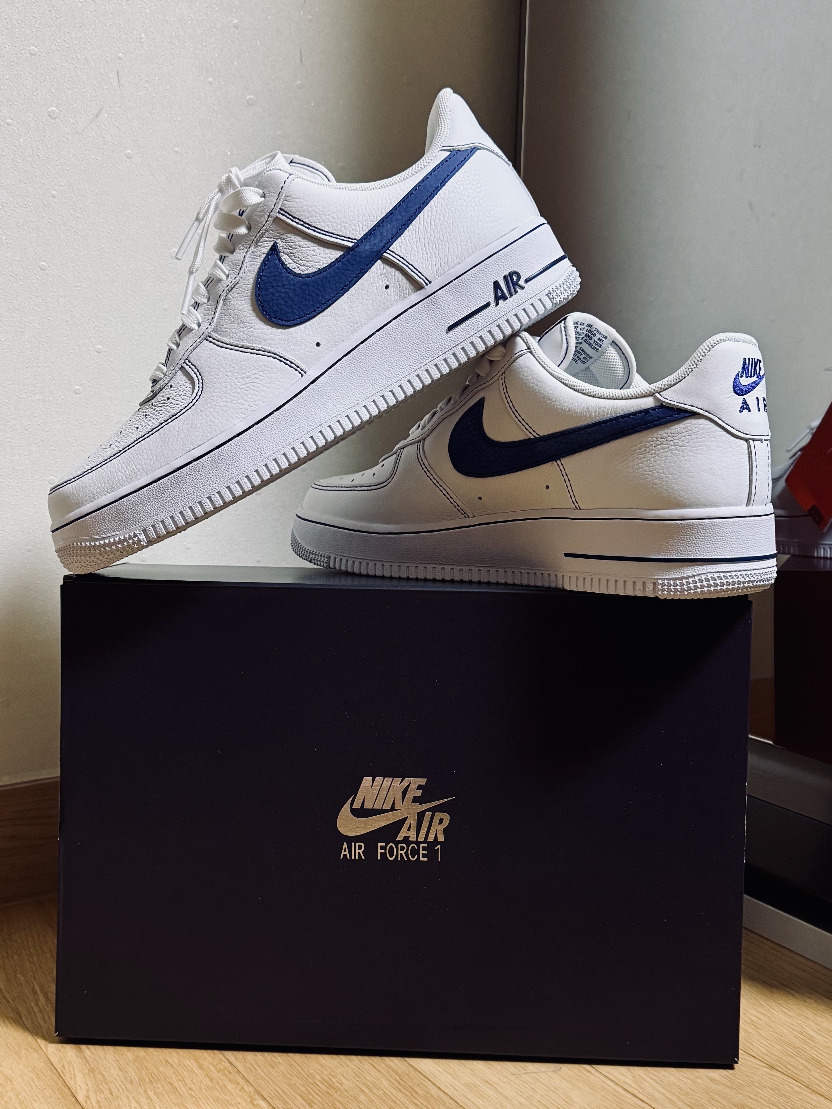 Nike Air Force 1 '07 LV8 White Deep Royal Blue 착용 스타일