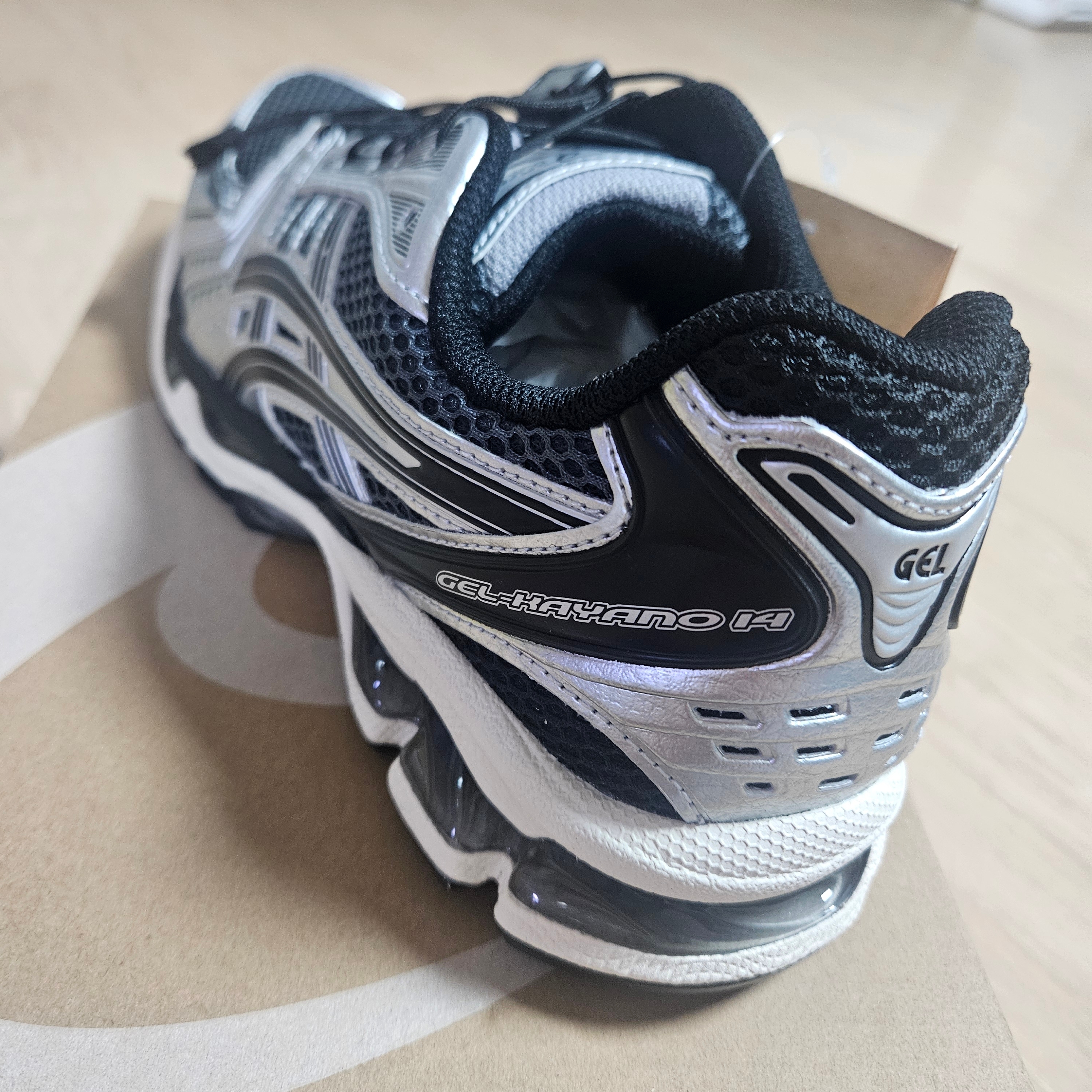Asics Unlimited Gel-Kayano 14 Carrier Grey Black 착용 스타일