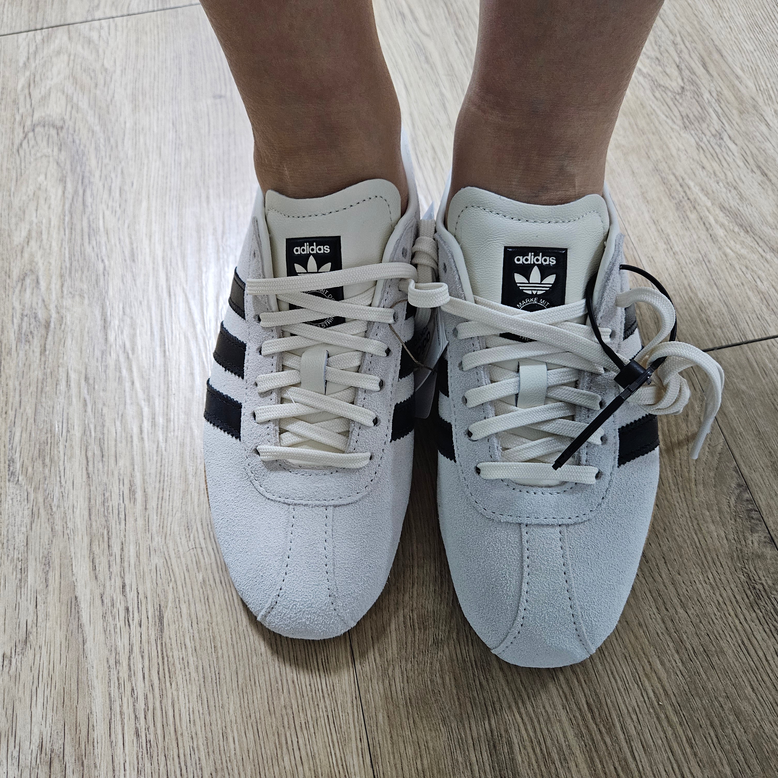 (W) Adidas Tokyo Off White Core Black 착용 스타일 - 2