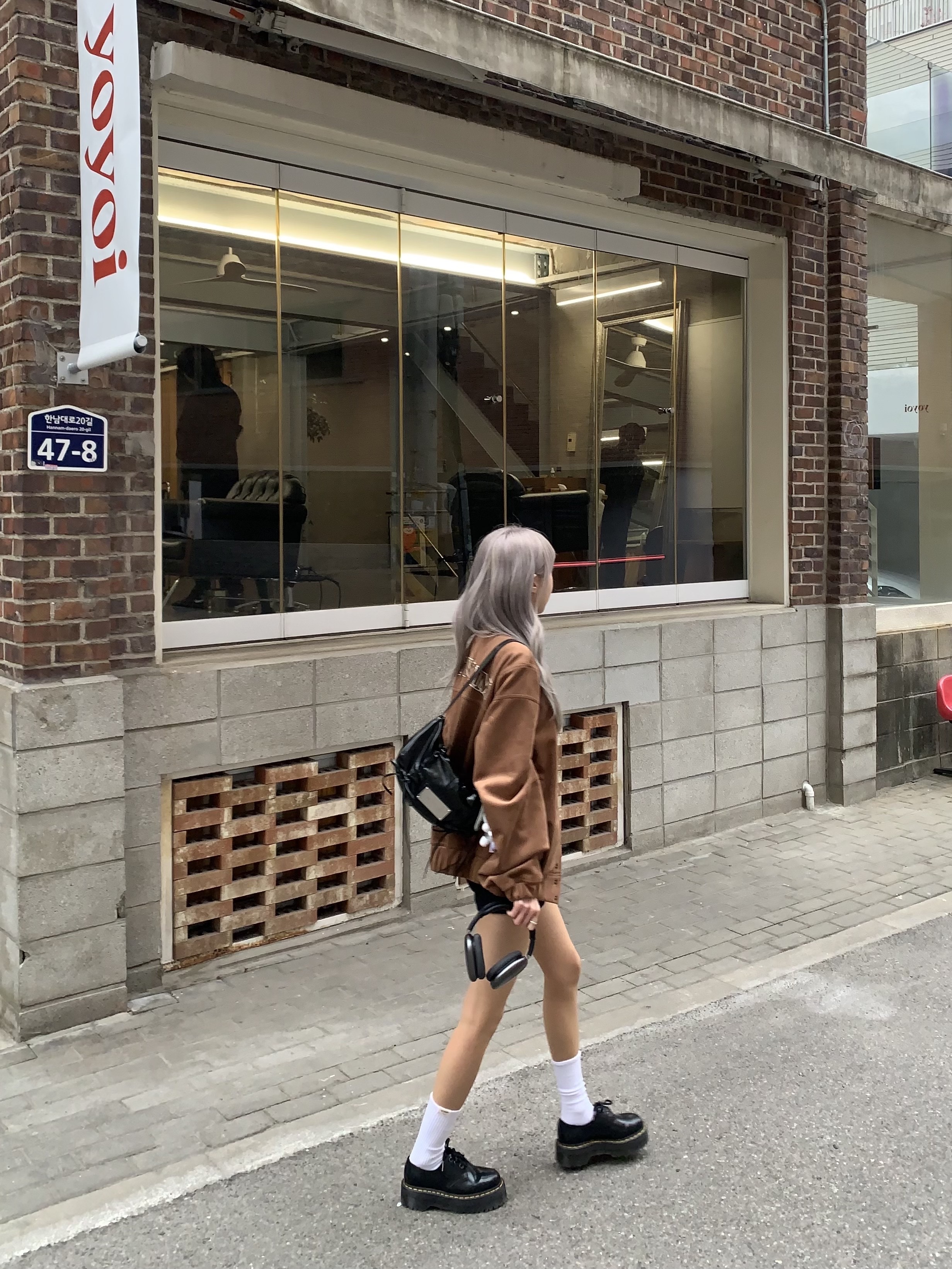 Matin Kim Faux Suede Bomber Jumper Camel, Dr. Martens 1461 Quad Black 착용 스타일 - 4
