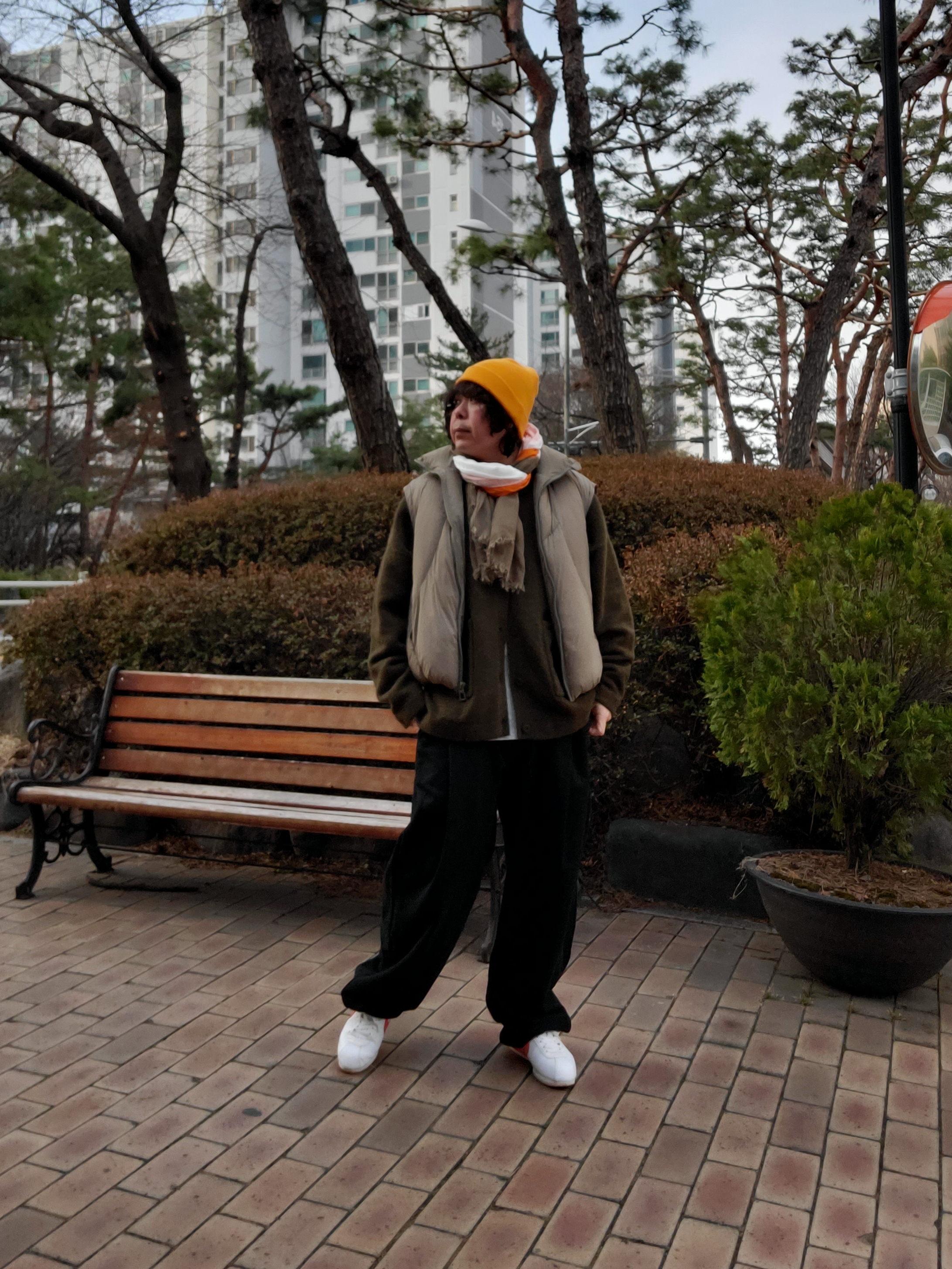 Suade Two Tuck Long Pants Black, Deus Ex Machina Seoul College Long Sleeve T-Shirt Grey Marle 착용 스타일 - 3