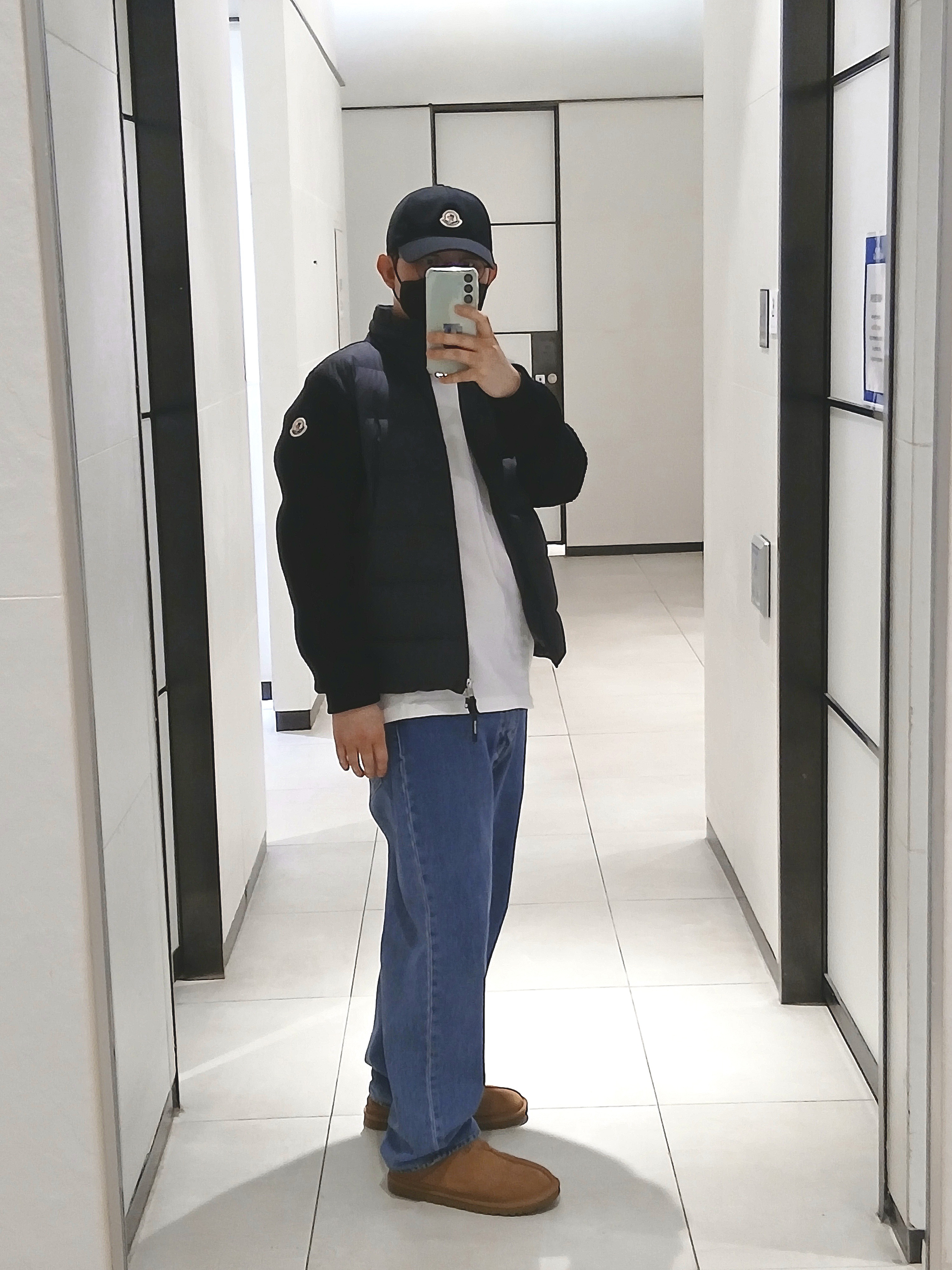 몽클레르 로고 베이스볼 캡 블랙 - 23SS, 어그 뉴만 체스트넛 착용 스타일 - 1