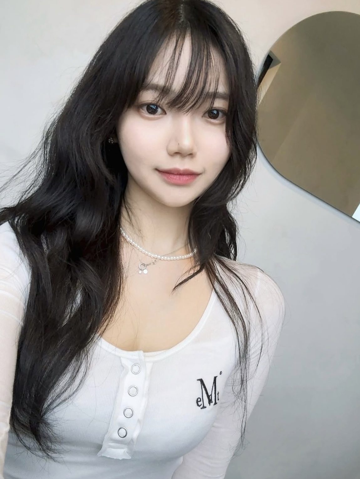 MUCENT Haring Signature Logo Snap Button U Neck T White 착용 스타일 - 2